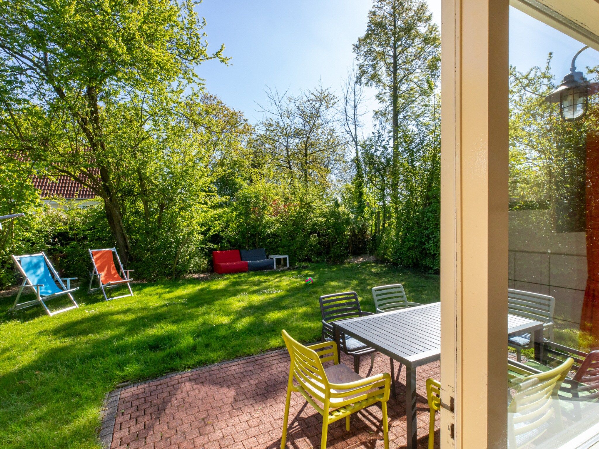 Het terras van Vakantiehuis - Oosterpark 77 - Oostkapelle in Oostkapelle
