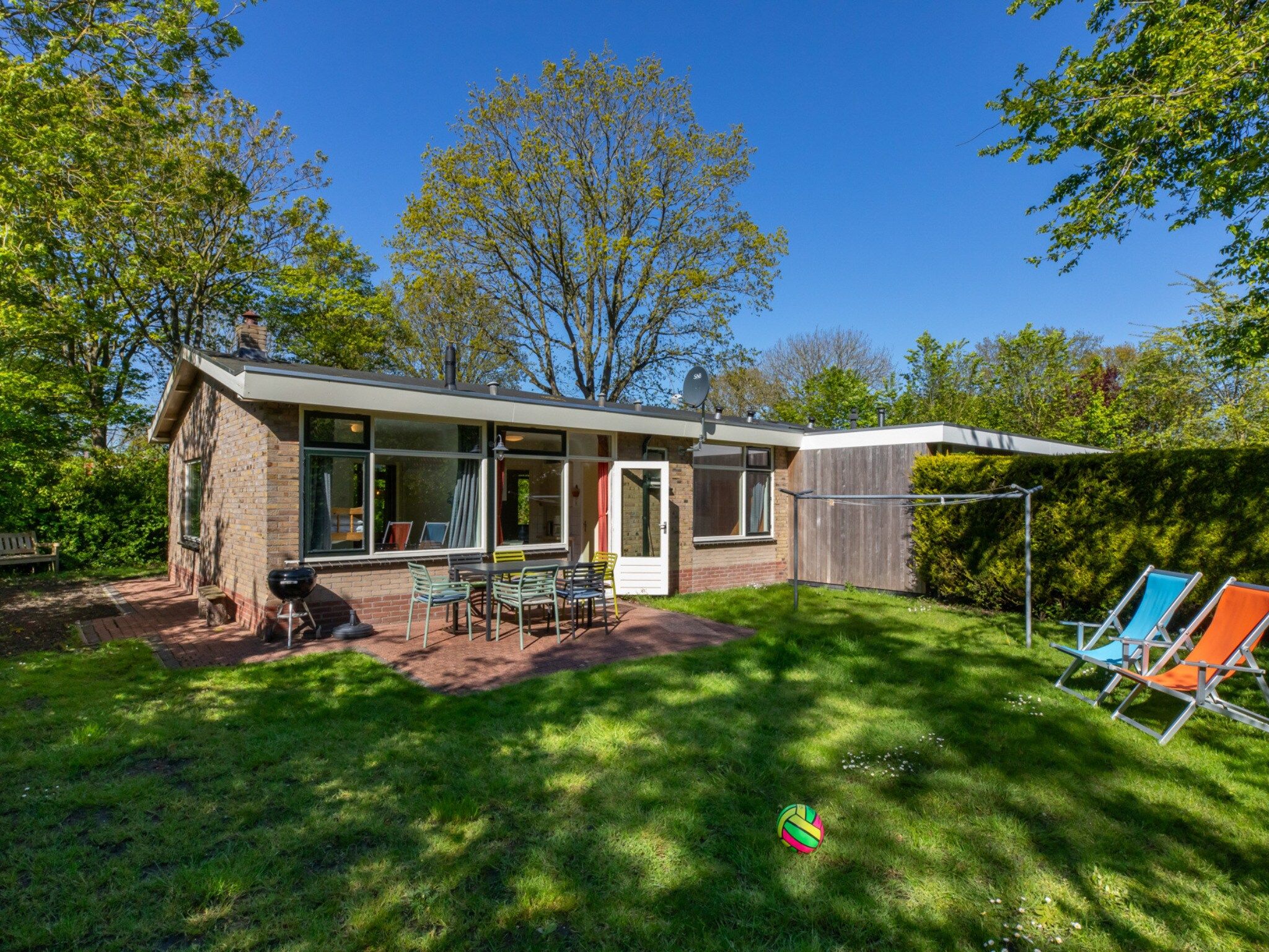 Het terras van Vakantiehuis - Oosterpark 77 - Oostkapelle in Oostkapelle