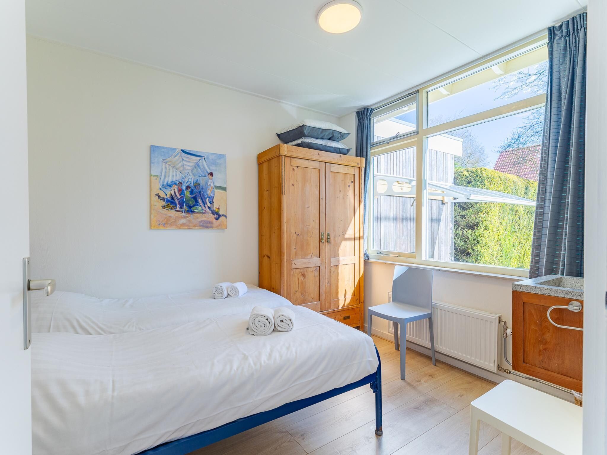 Een slaapkamer van Vakantiehuis - Oosterpark 77 - Oostkapelle in Oostkapelle