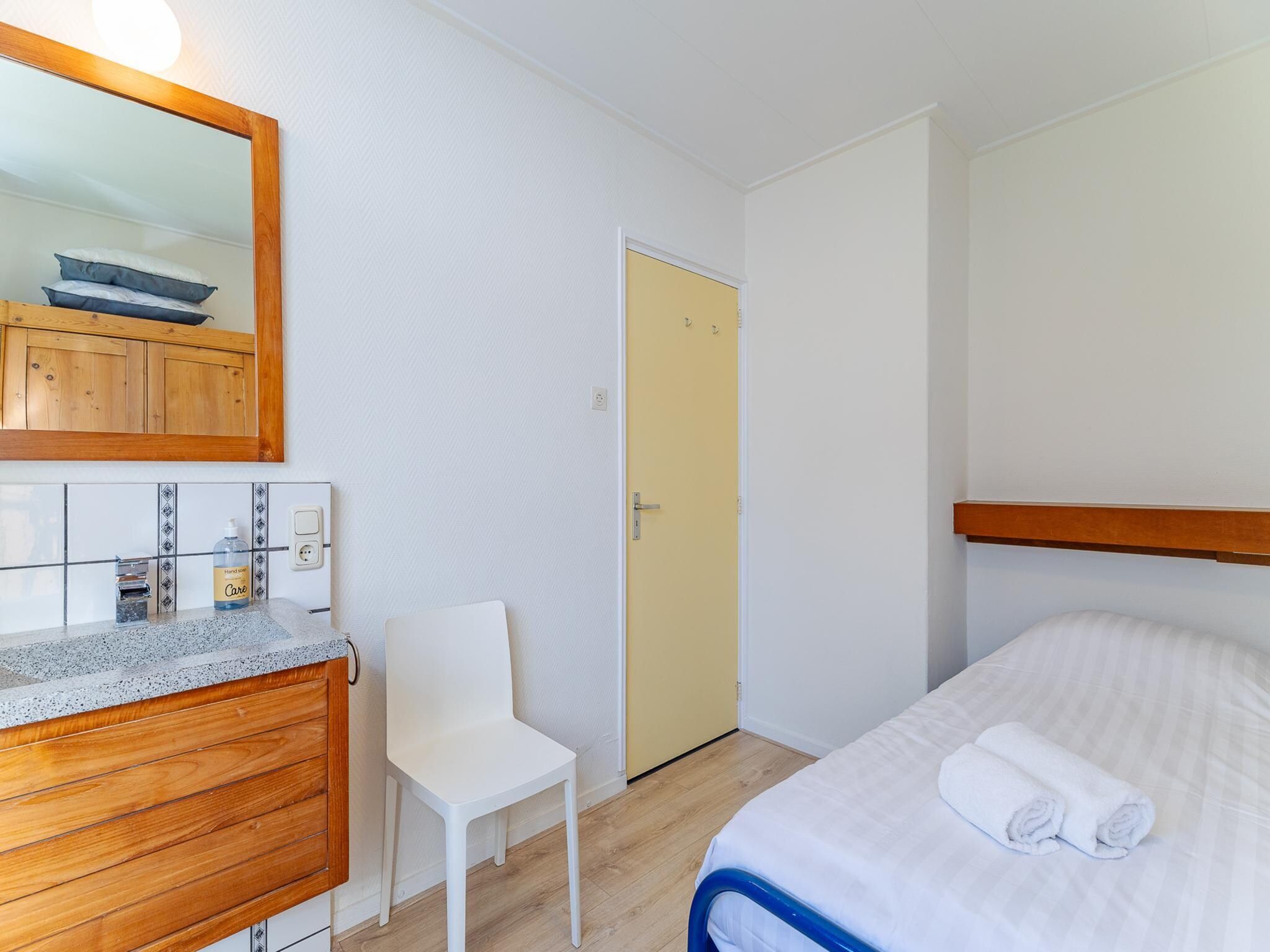 Een slaapkamer van Vakantiehuis - Oosterpark 77 - Oostkapelle in Oostkapelle