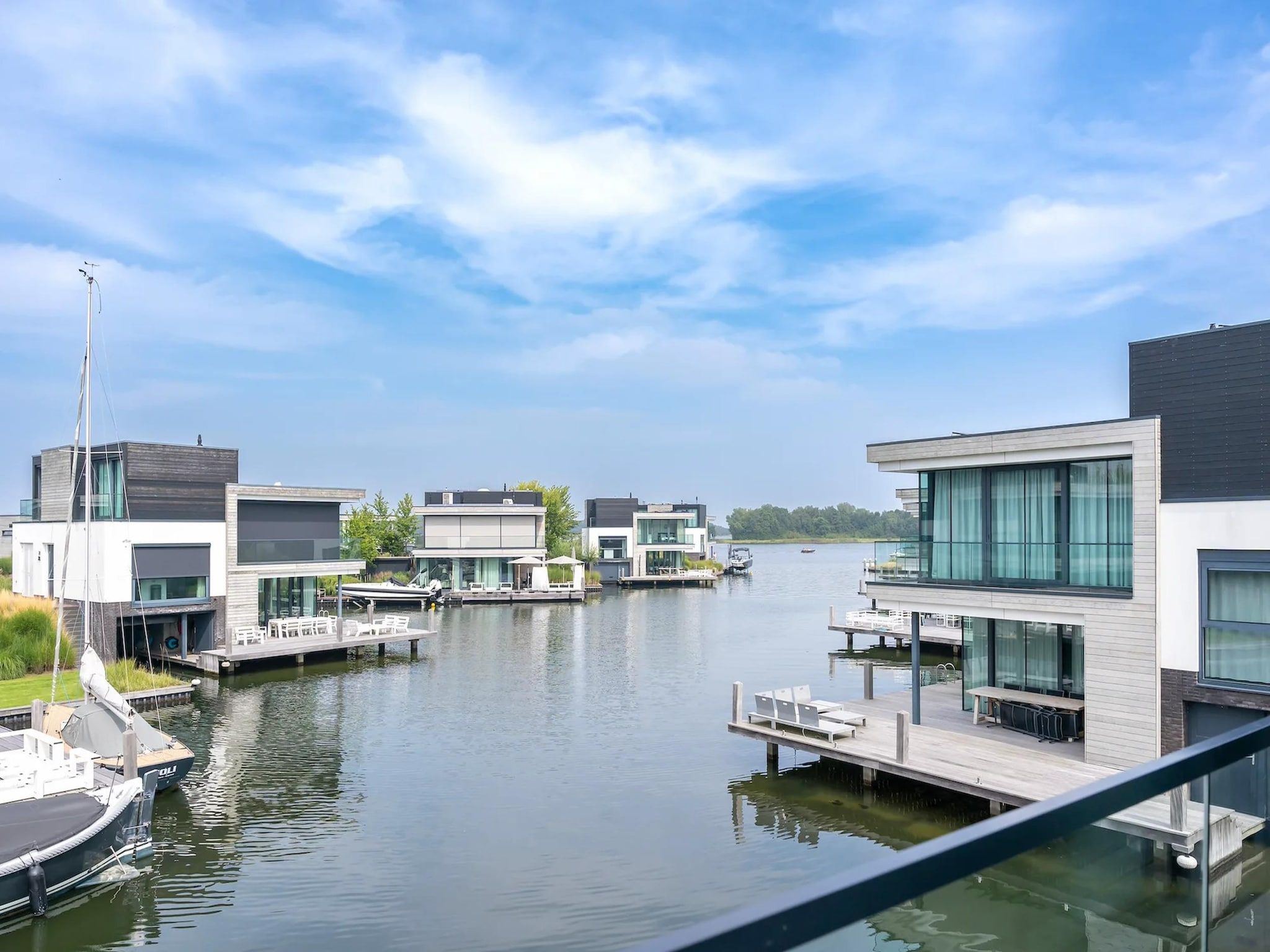 De buitenkant van Harbour Village 3 in Arnemuiden
