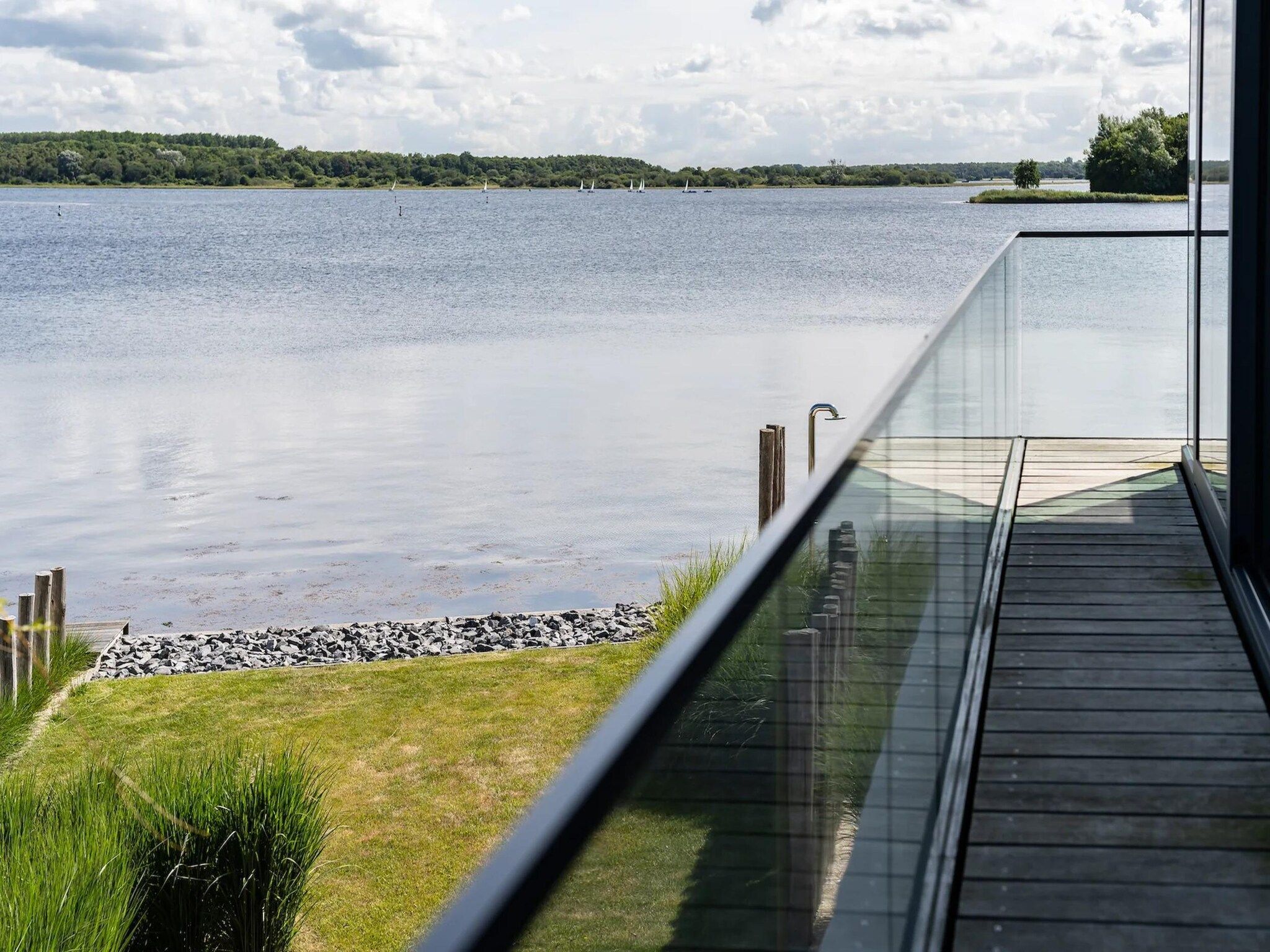 Het terras van Harbour Village 4 in Arnemuiden