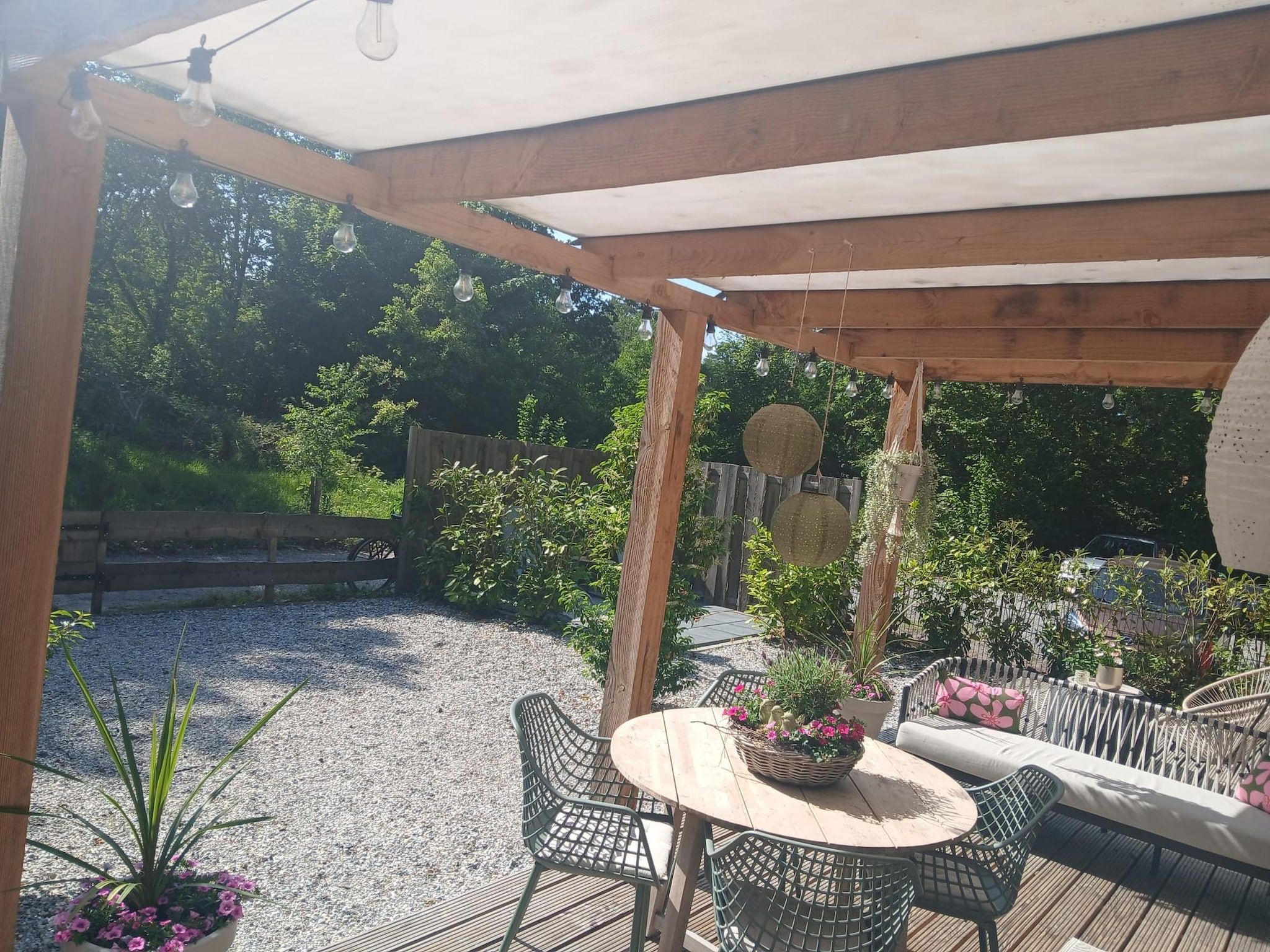Het terras van Lodge David in Hattemerbroek