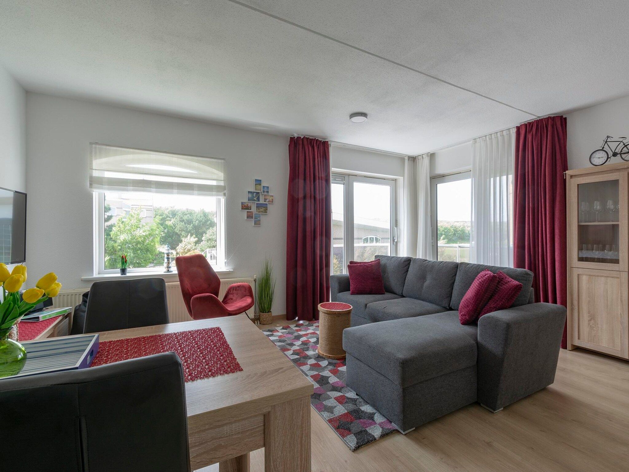 De woonkamer van Résidence Juliana 53 in Julianadorp aan Zee