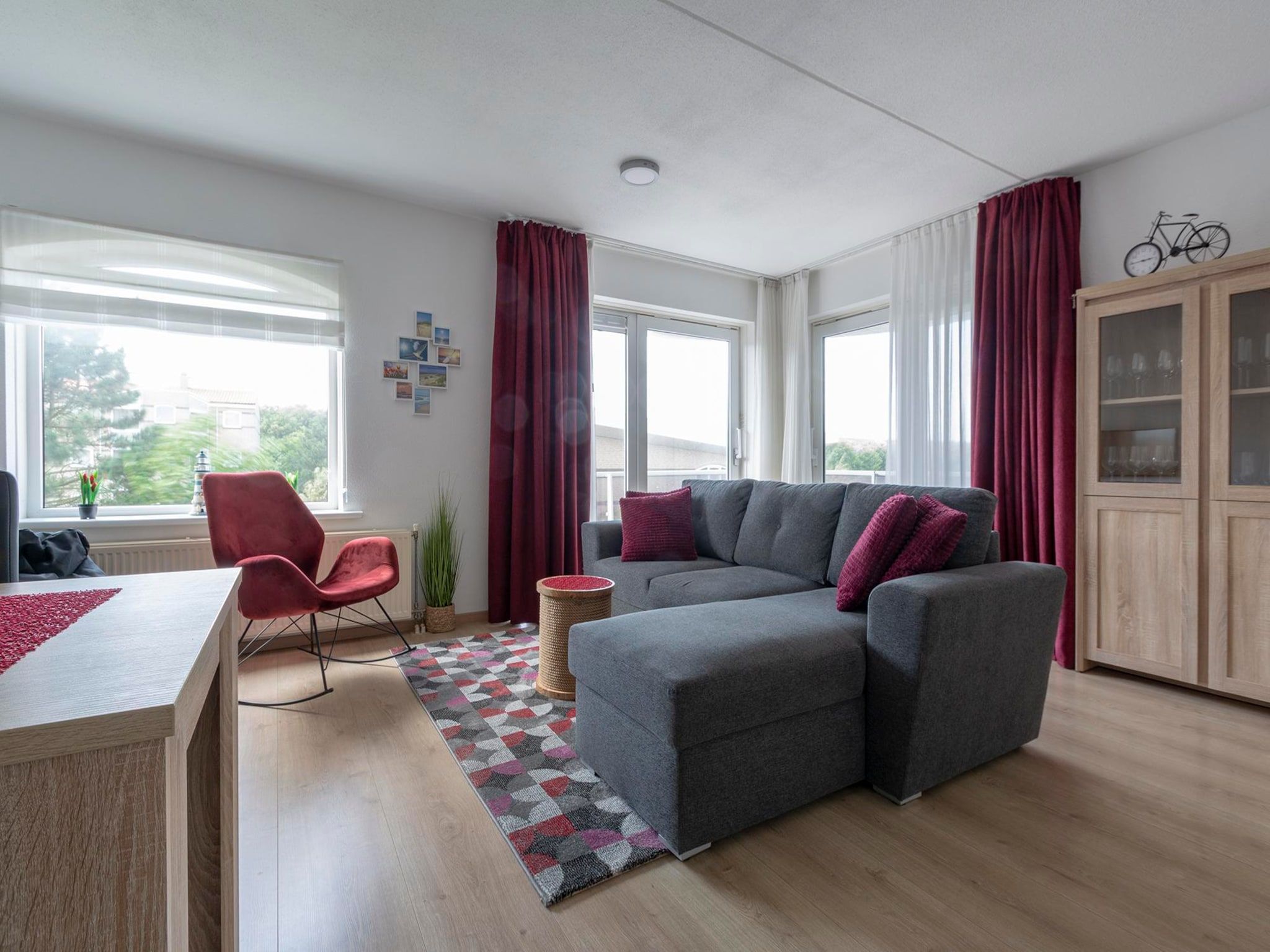 De woonkamer van Résidence Juliana 53 in Julianadorp aan Zee