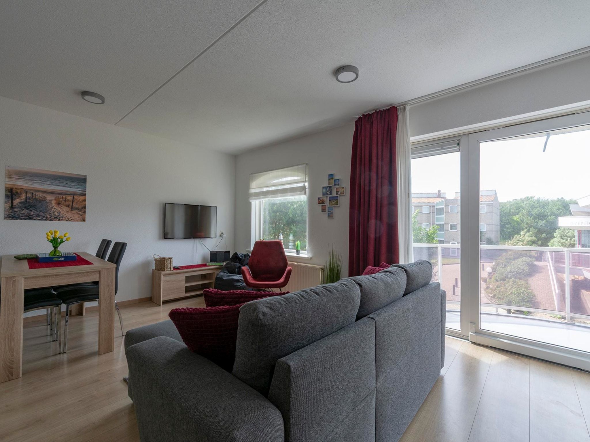 De woonkamer van Résidence Juliana 53 in Julianadorp aan Zee