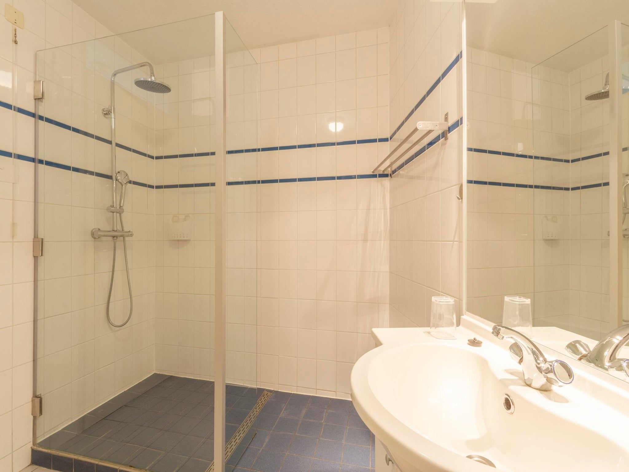 De badkamer van Résidence Juliana 34 in Julianadorp aan Zee