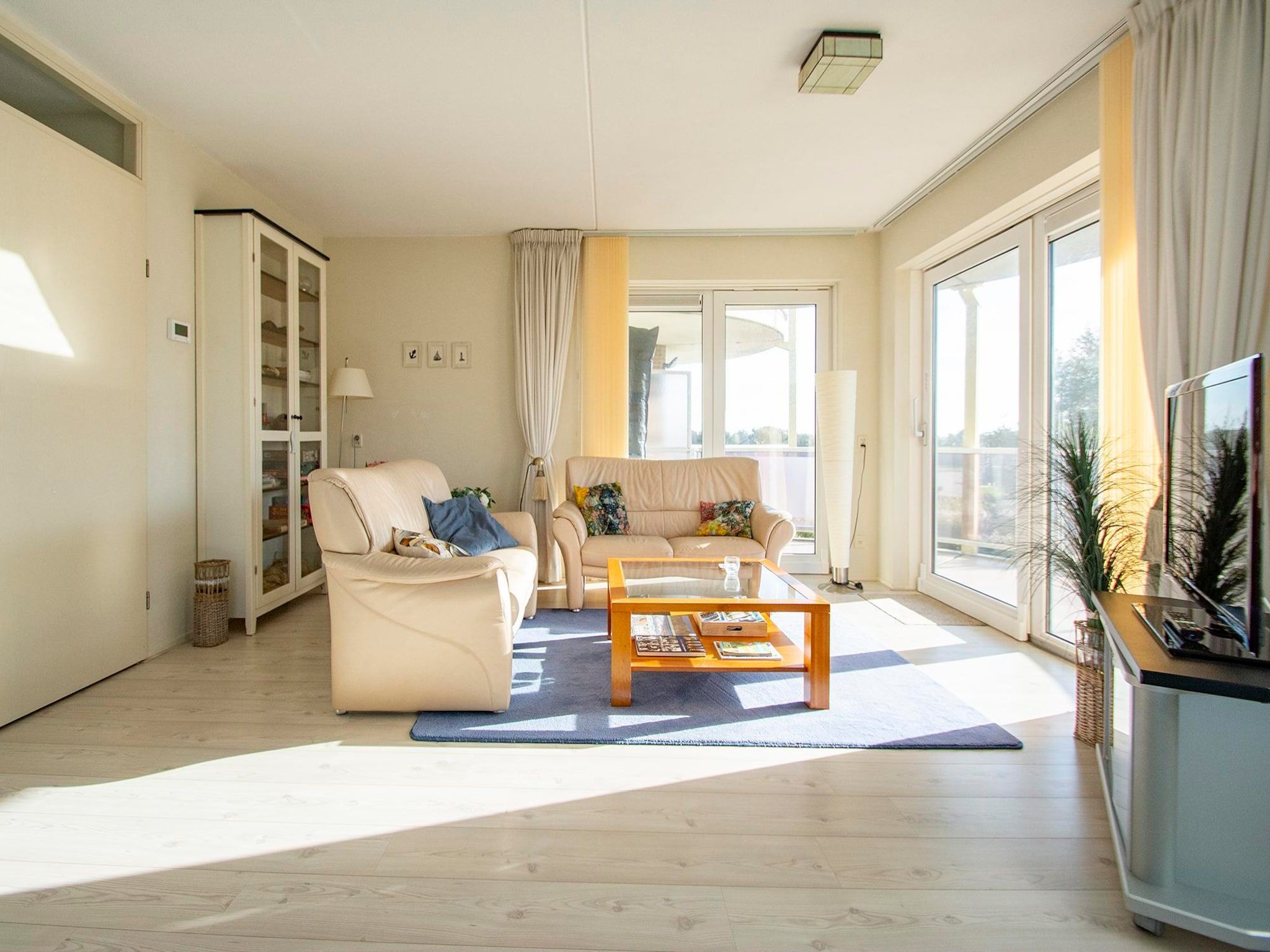 De woonkamer van Résidence Juliana 34 in Julianadorp aan Zee
