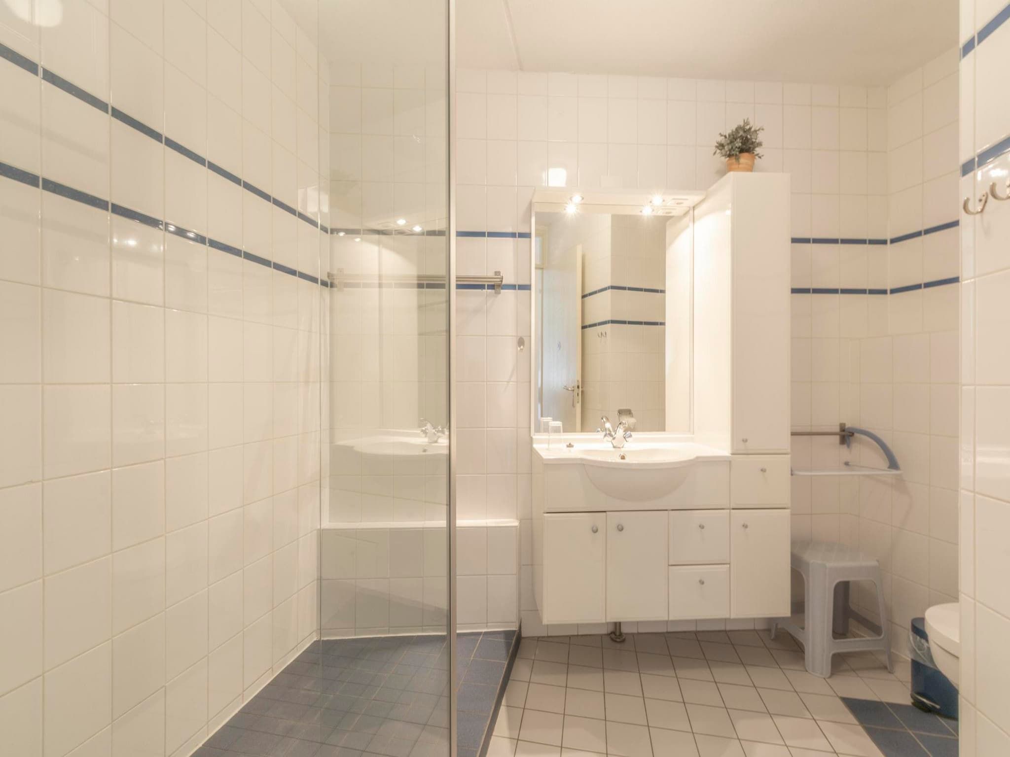 De badkamer van Résidence Juliana 34 in Julianadorp aan Zee