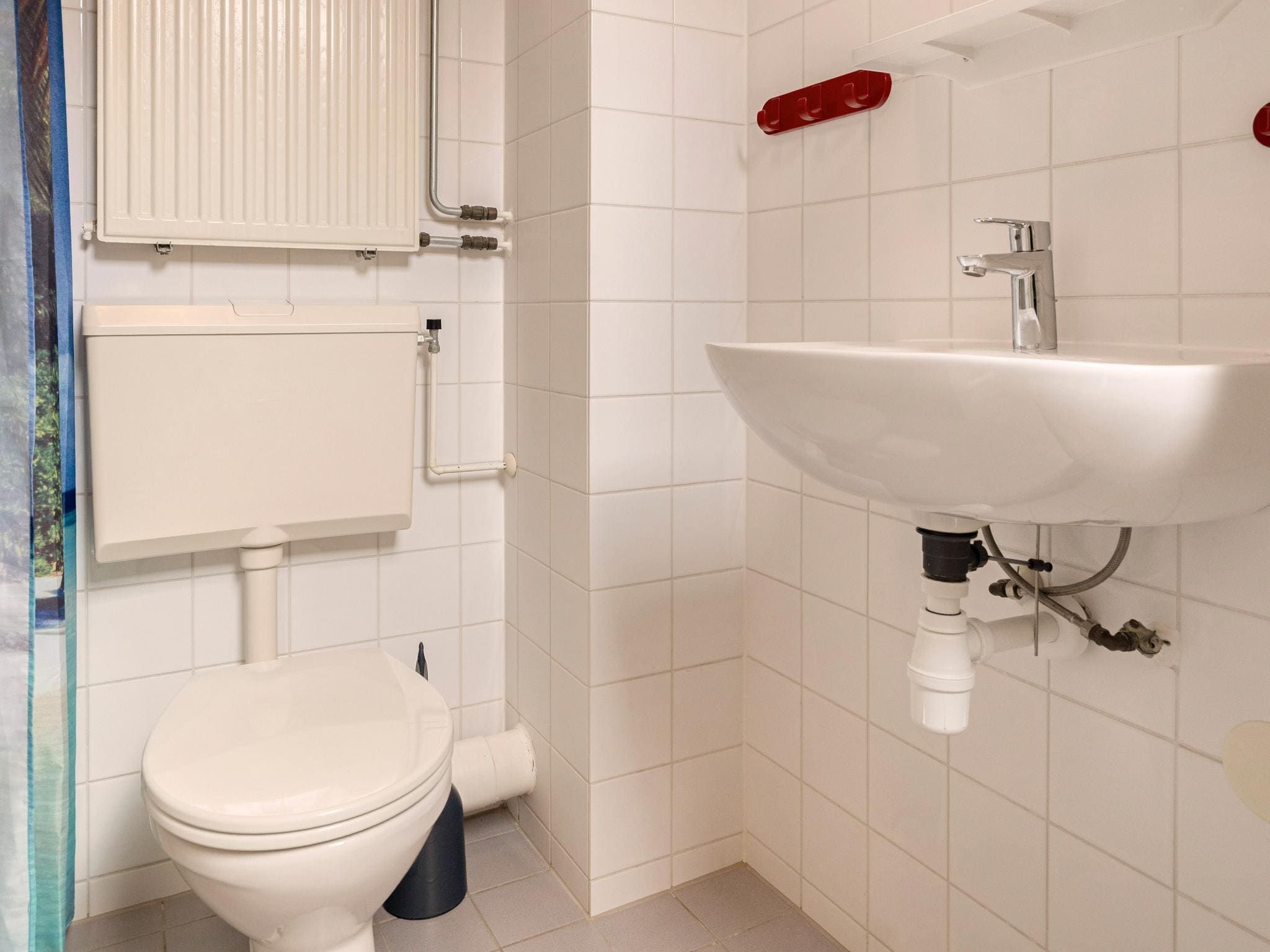 De badkamer van Ooghduyne 148 in Julianadorp aan Zee