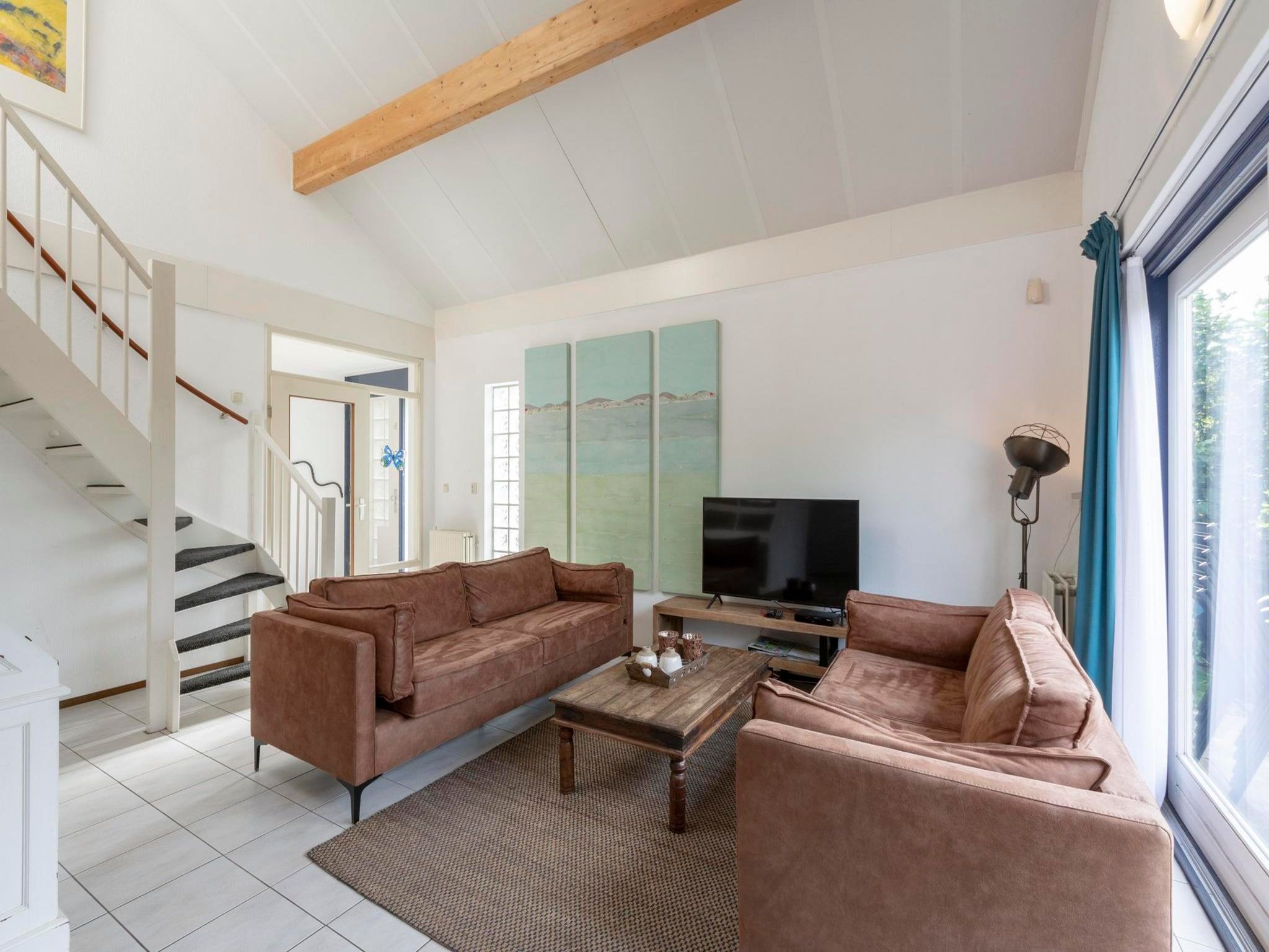 De woonkamer van Ooghduyne 187 in Julianadorp aan Zee