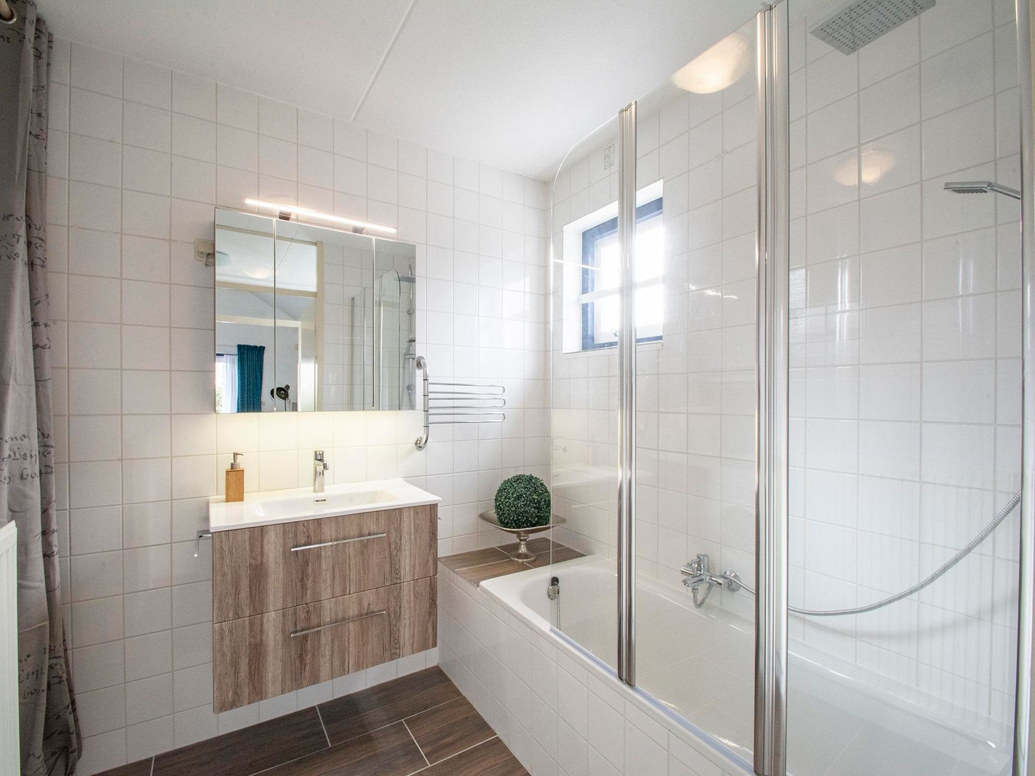 De badkamer van Ooghduyne 187 in Julianadorp aan Zee