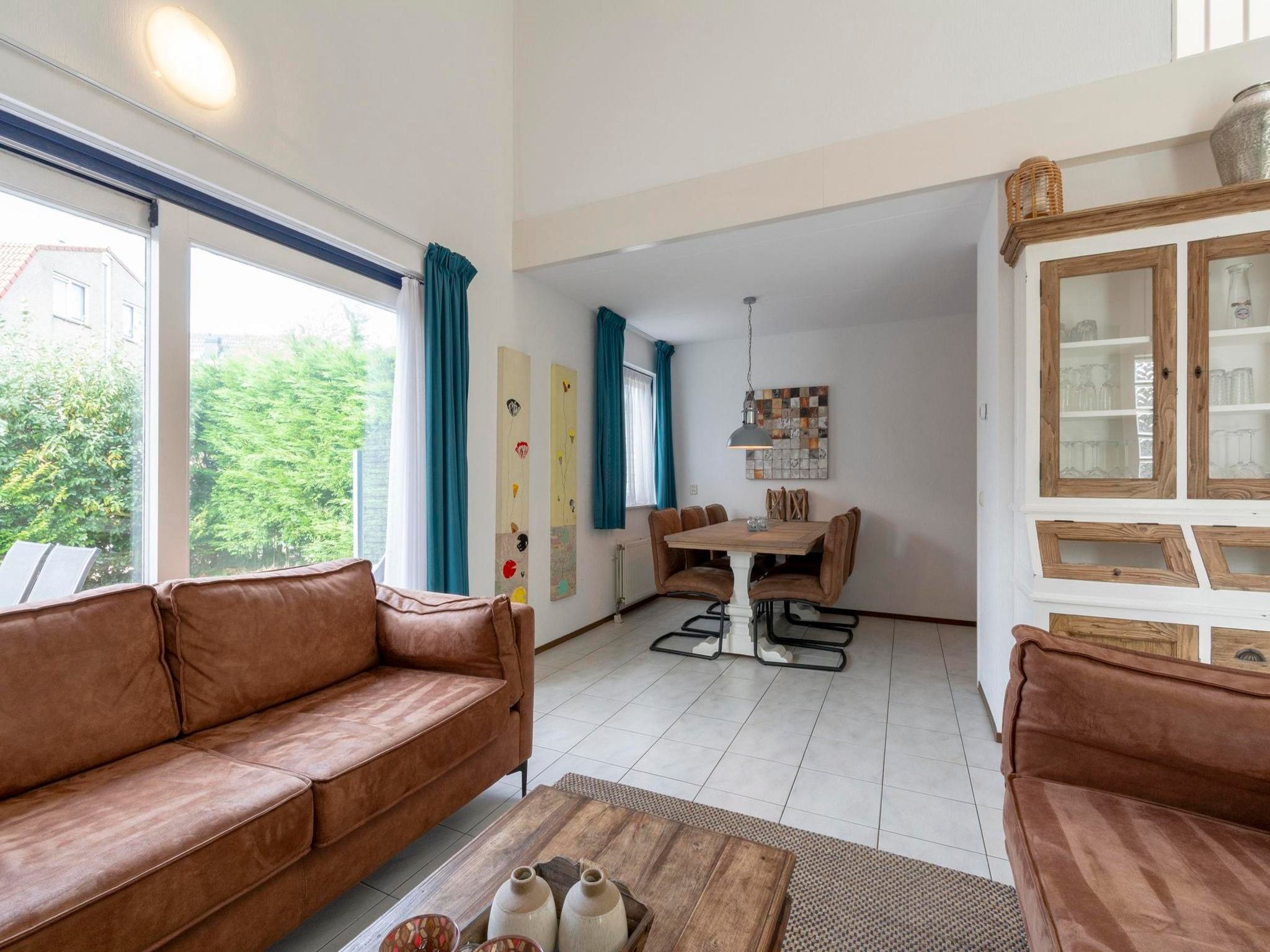 De eetkamer van Ooghduyne 187 in Julianadorp aan Zee