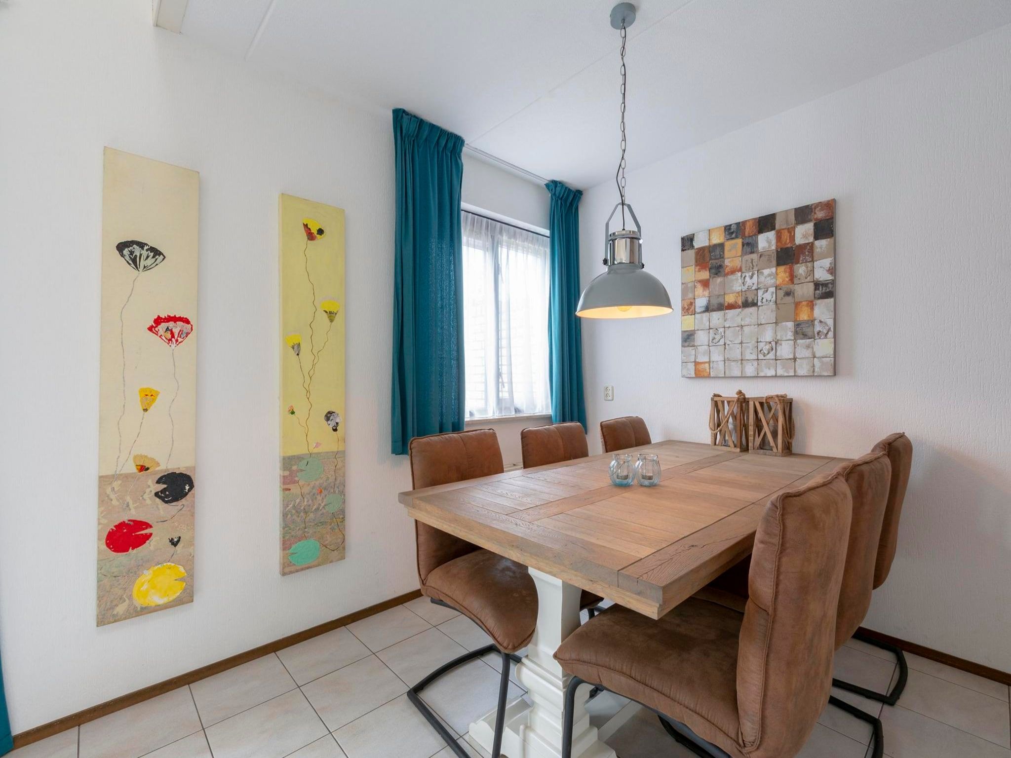 De eetkamer van Ooghduyne 187 in Julianadorp aan Zee