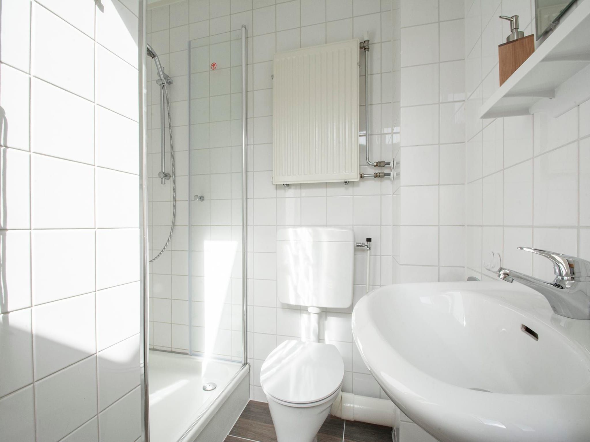 De badkamer van Ooghduyne 187 in Julianadorp aan Zee