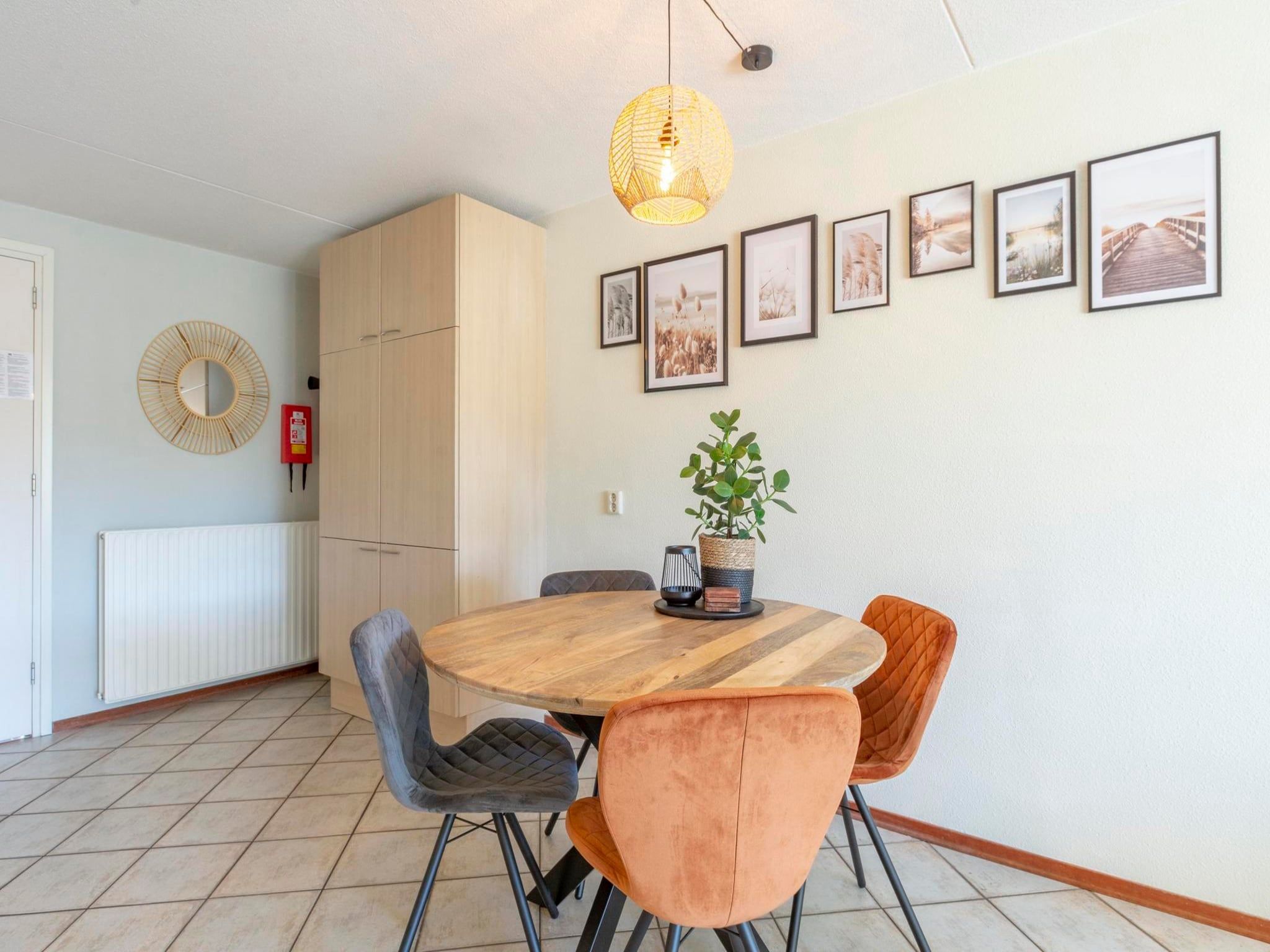 De eetkamer van Wijde Blick 309 in Callantsoog