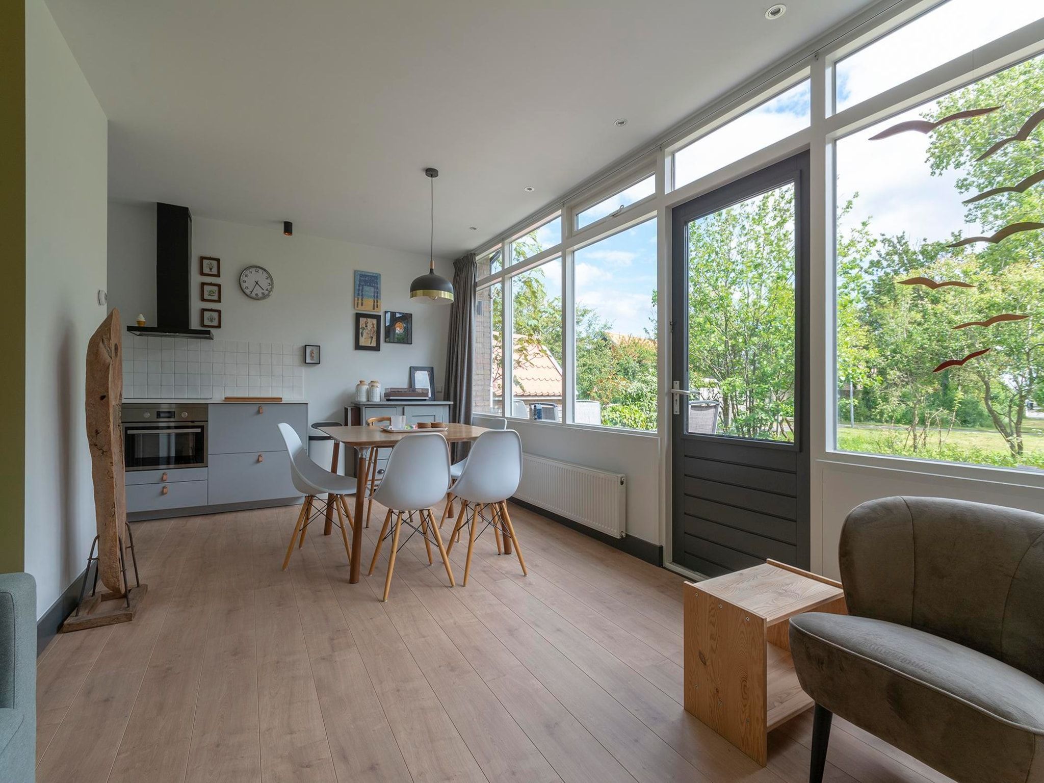 De eetkamer van Previnaireweg 34 in Callantsoog