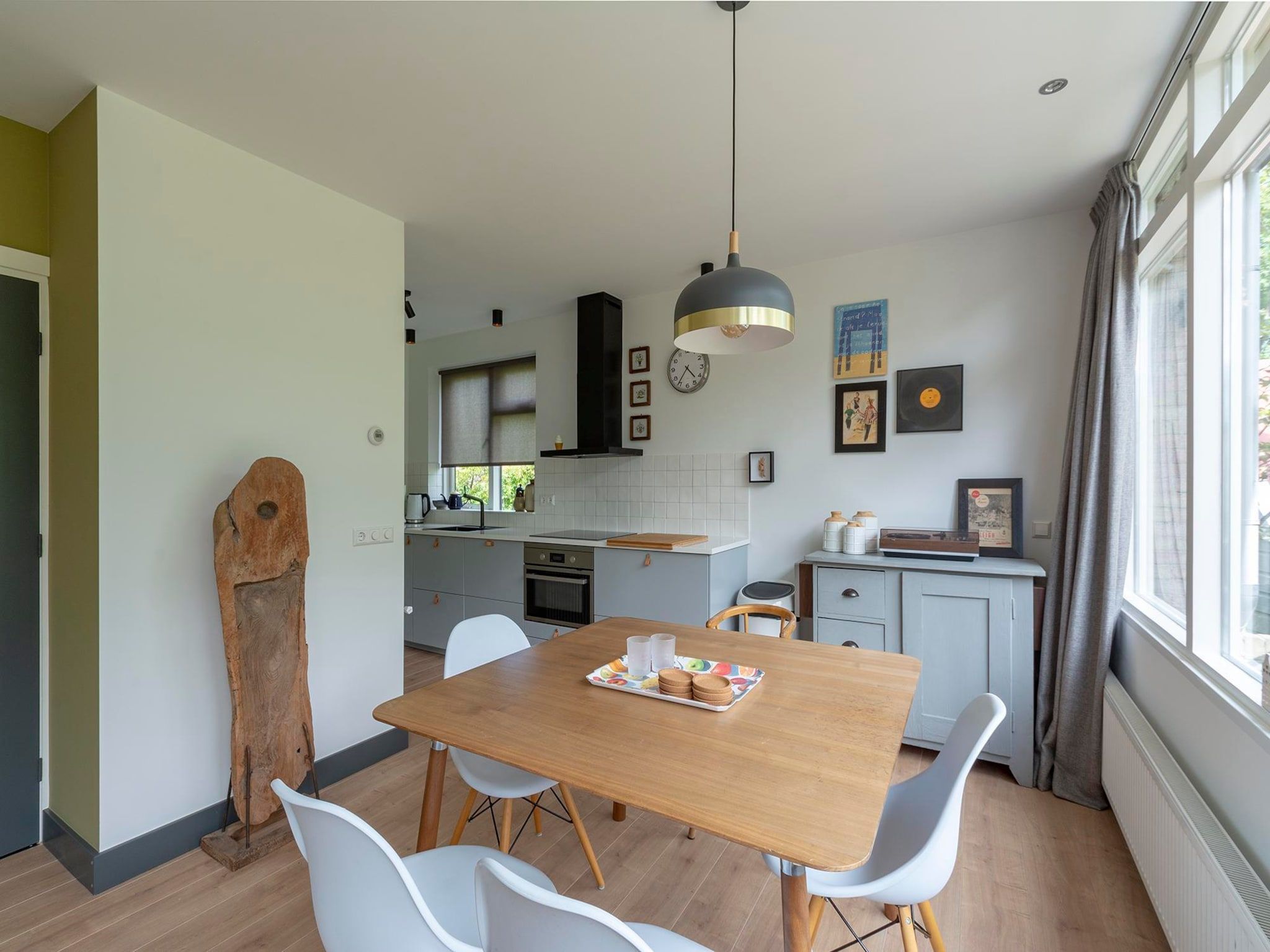 De eetkamer van Previnaireweg 34 in Callantsoog