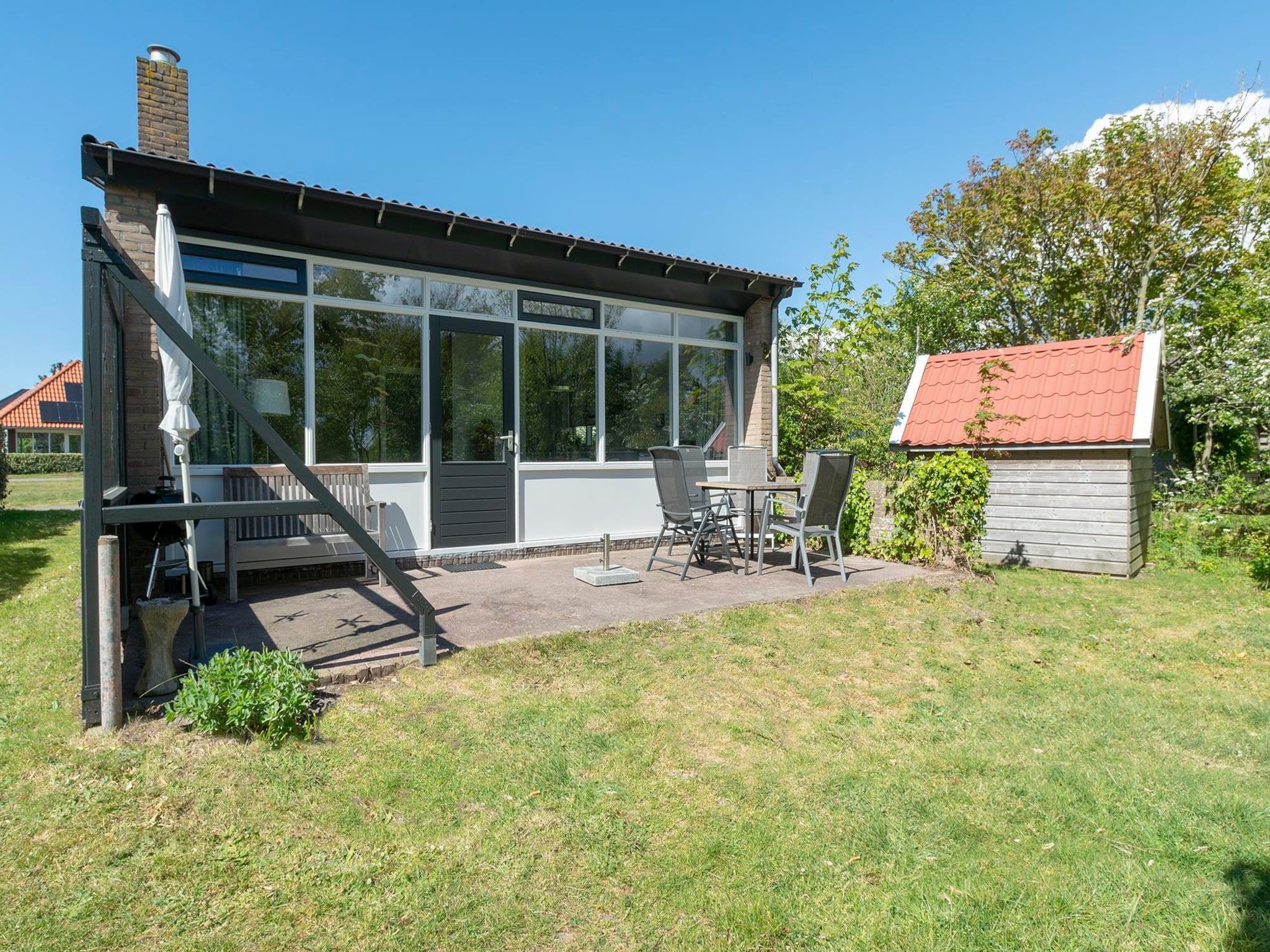 Het terras van Previnaireweg 34 in Callantsoog