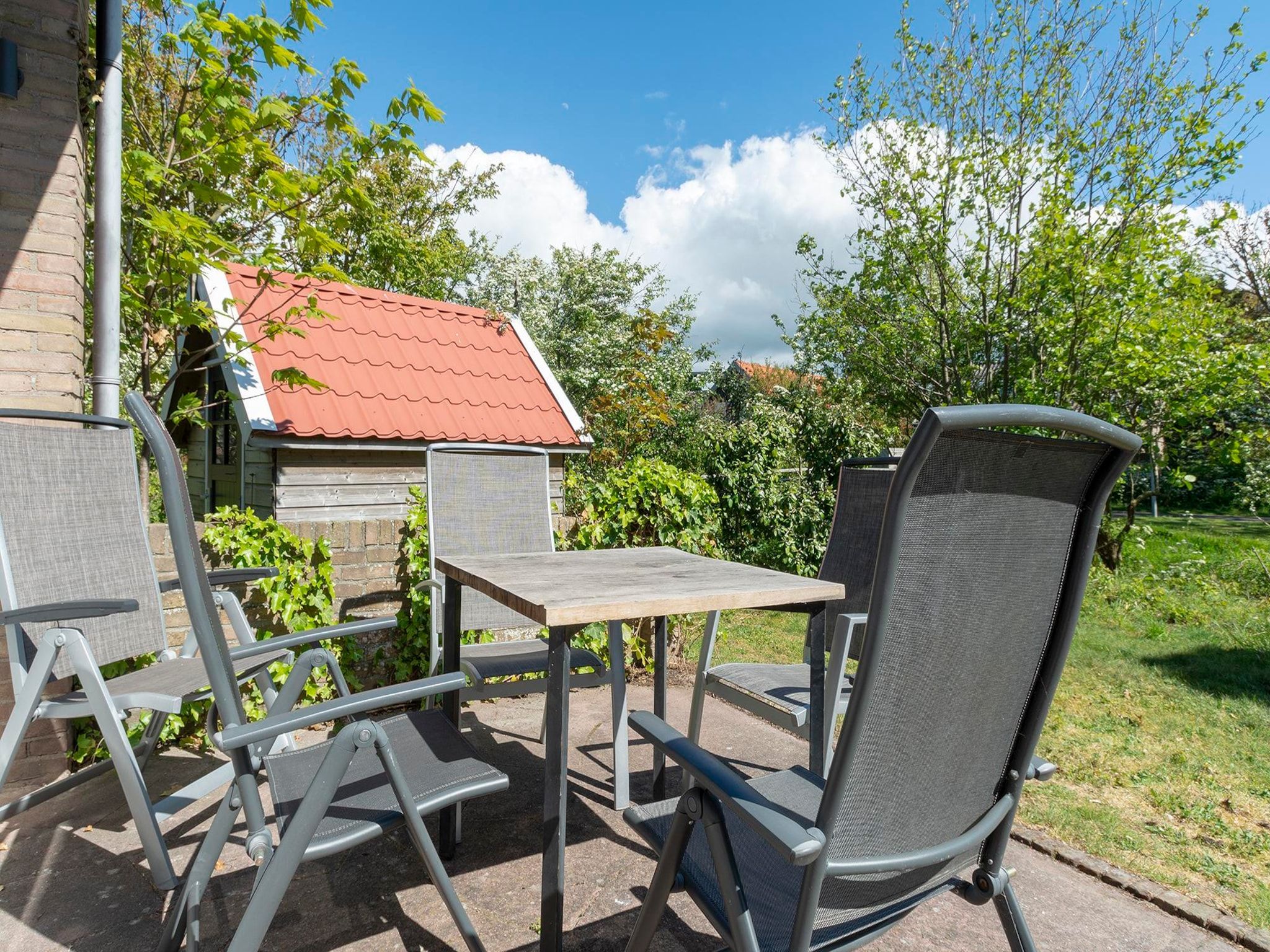 Het terras van Previnaireweg 34 in Callantsoog