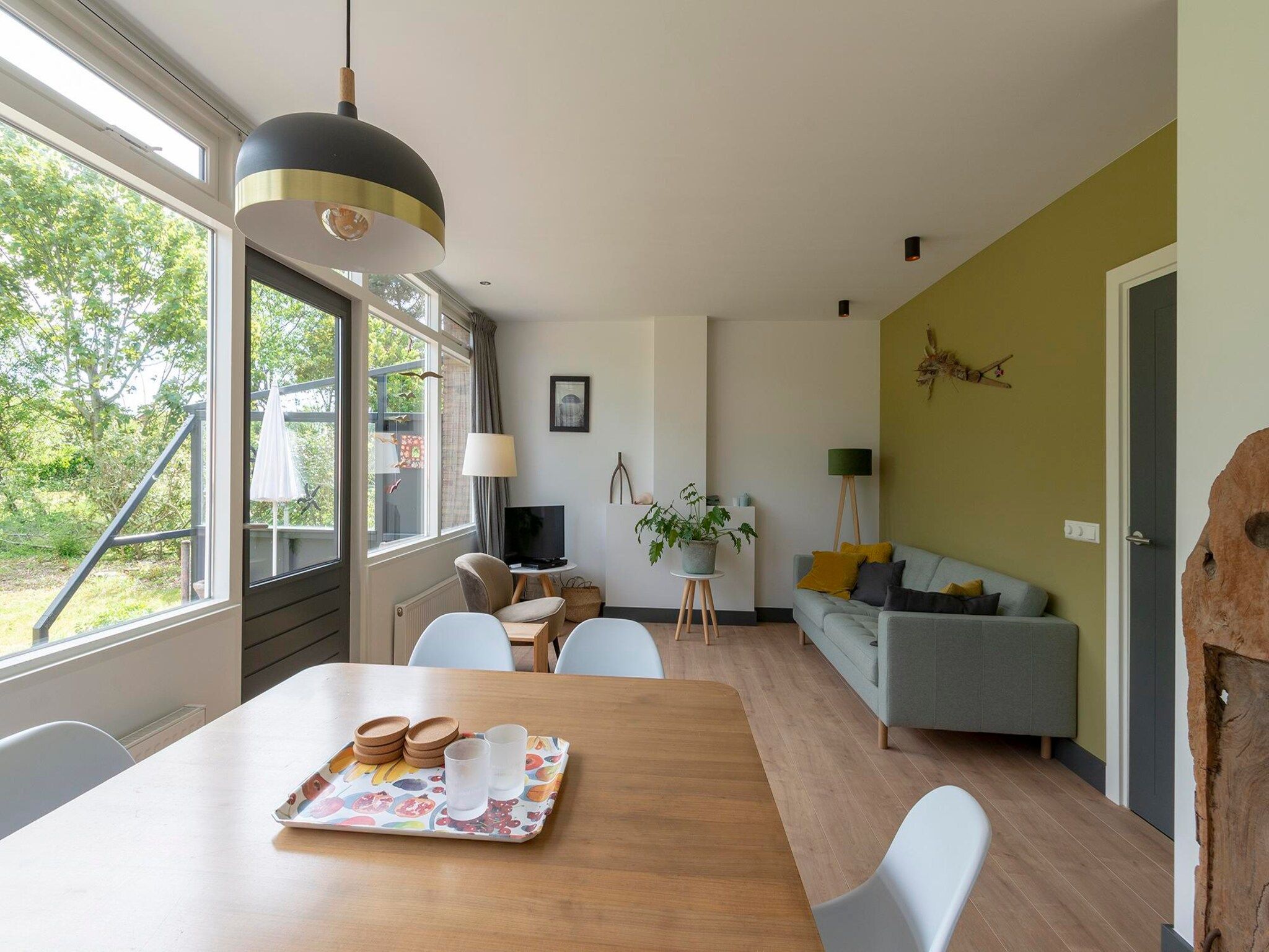 De woonkamer van Previnaireweg 34 in Callantsoog