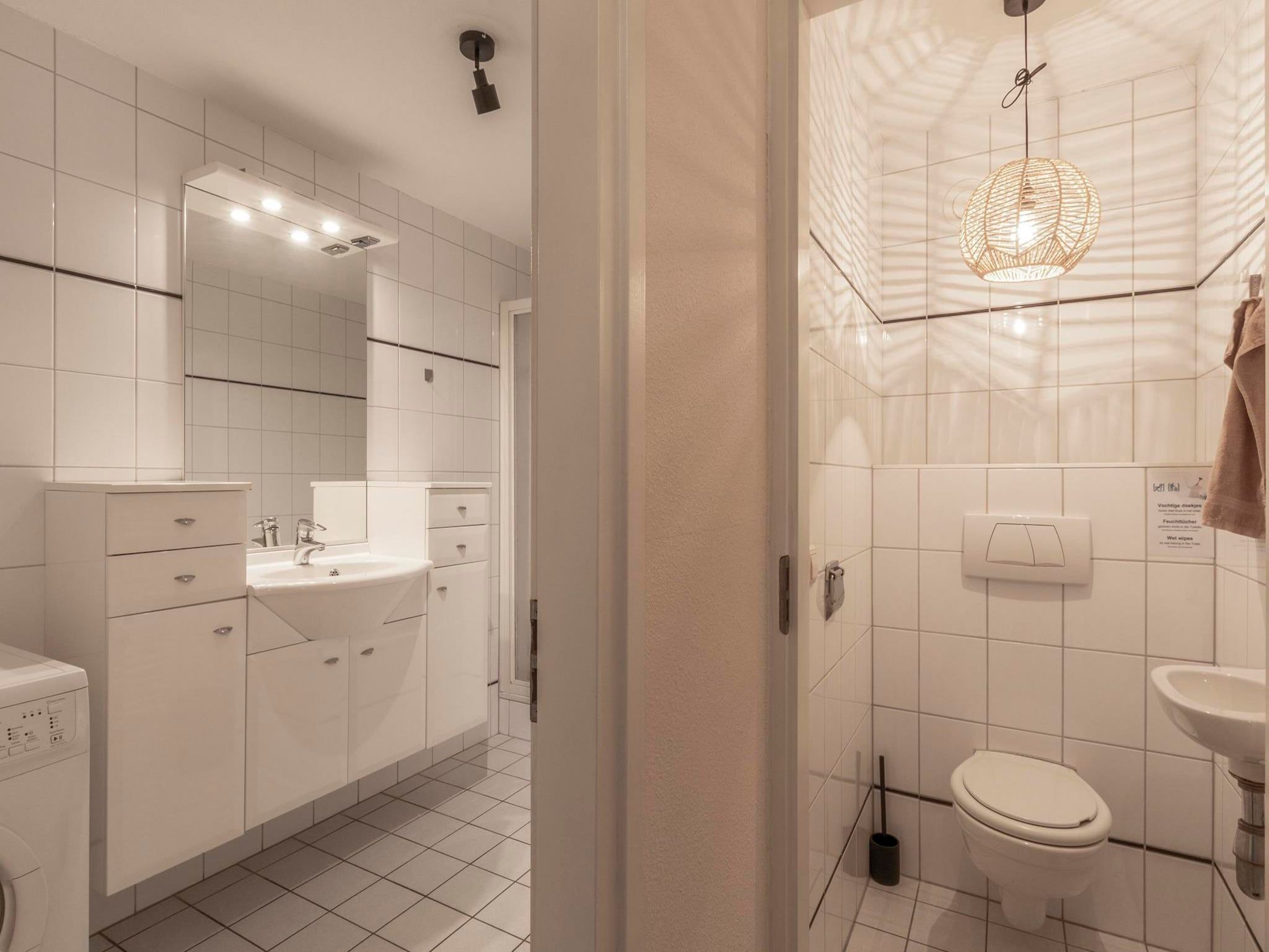 De badkamer van Wijde Blick 310 in Callantsoog