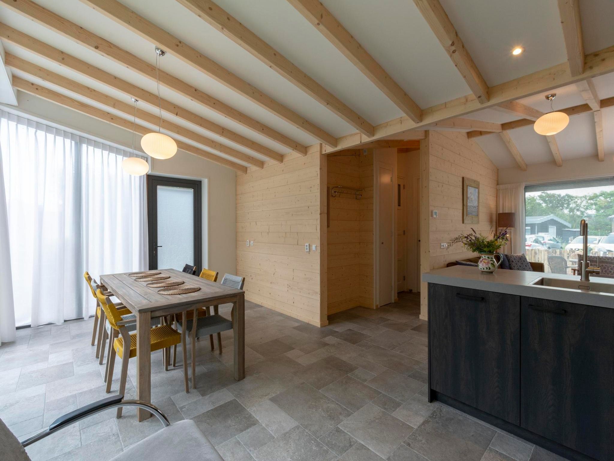 De eetkamer van Previnaireweg 5 in Callantsoog