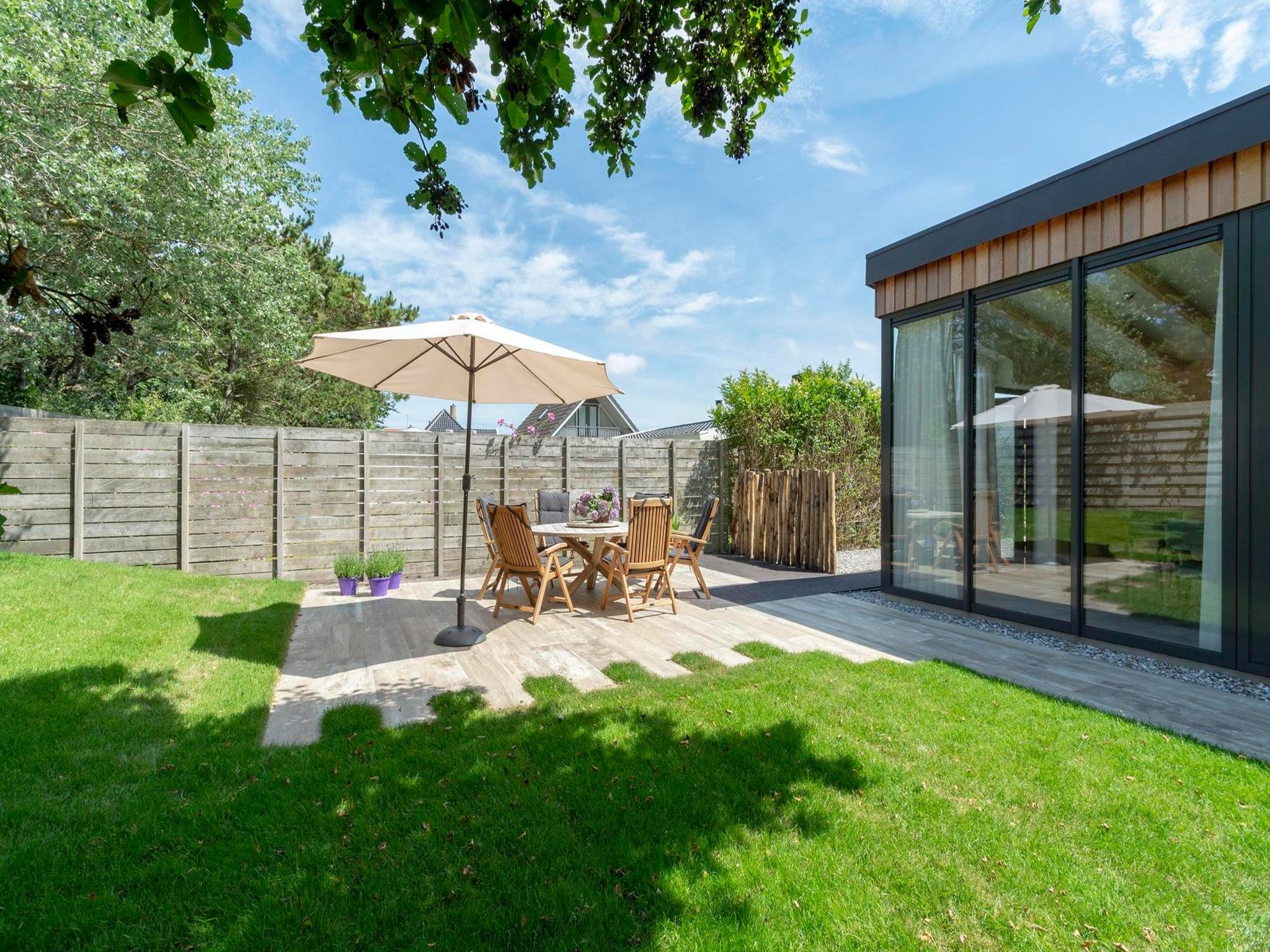 Het terras van Previnaireweg 5 in Callantsoog