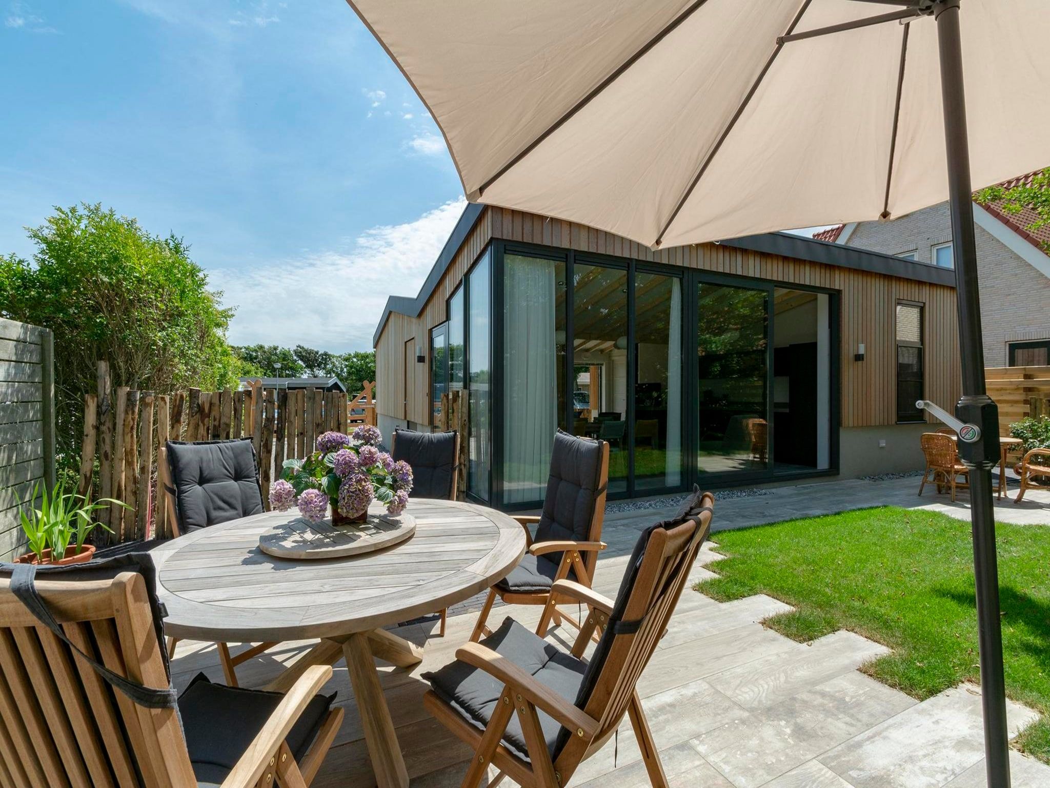 Het terras van Previnaireweg 5 in Callantsoog