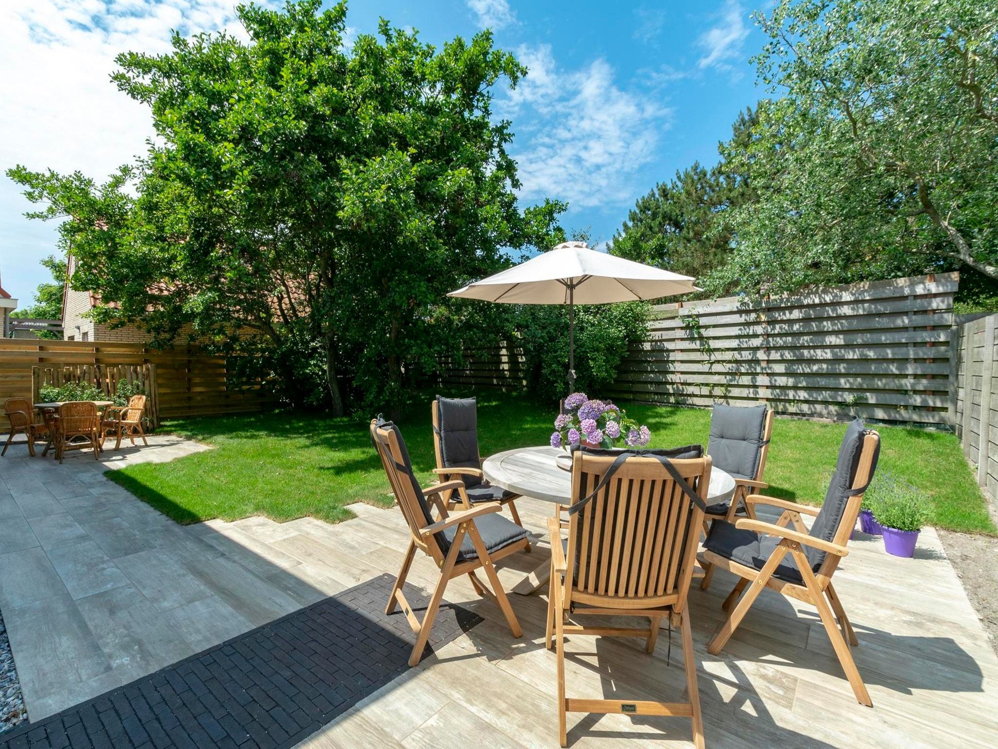 Het terras van Previnaireweg 5 in Callantsoog
