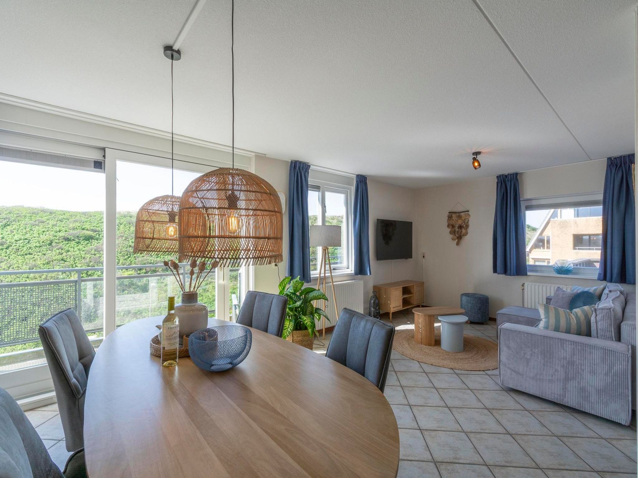 De eetkamer van Wijde Blick 311 in Callantsoog