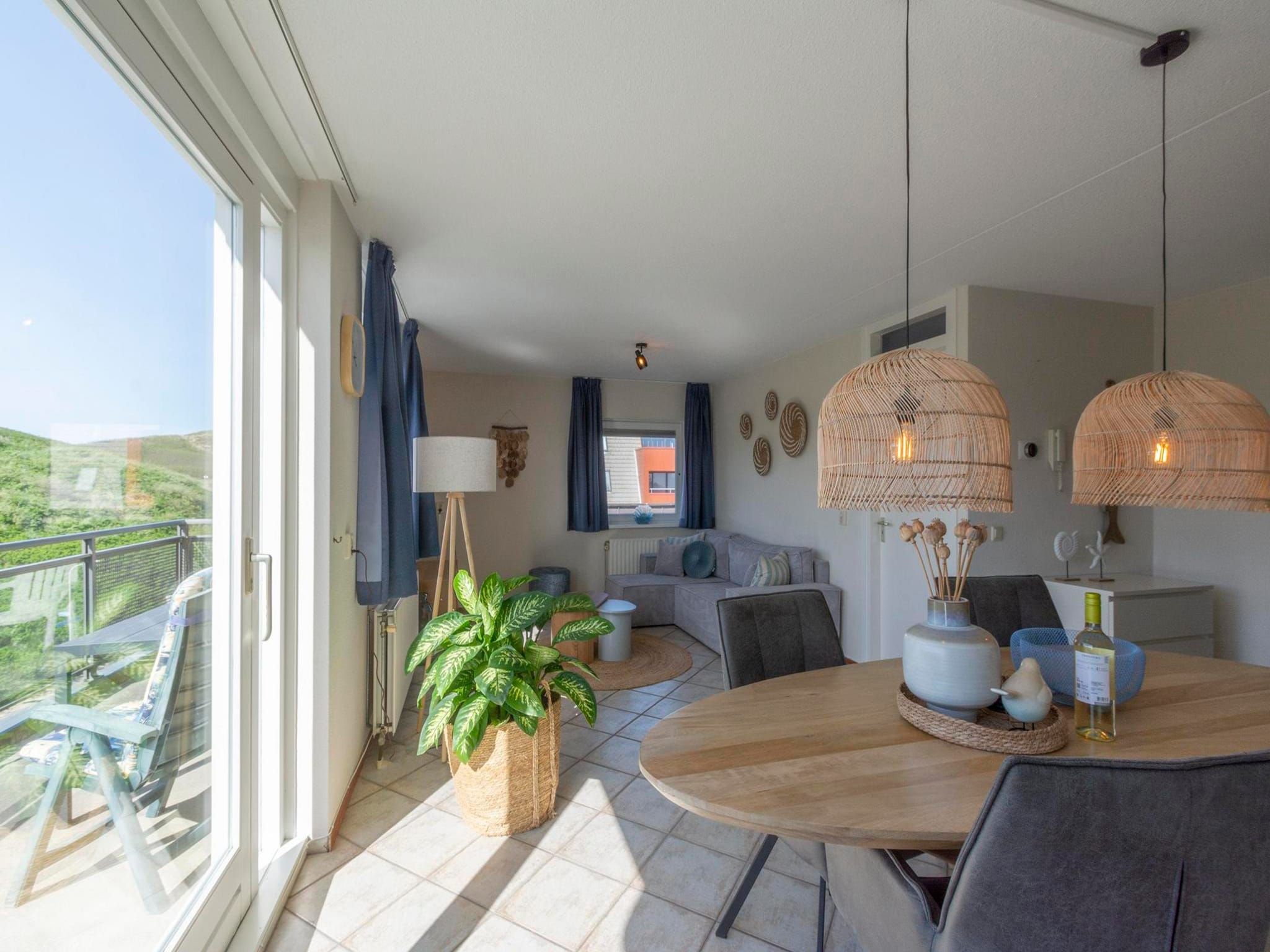 De eetkamer van Wijde Blick 311 in Callantsoog