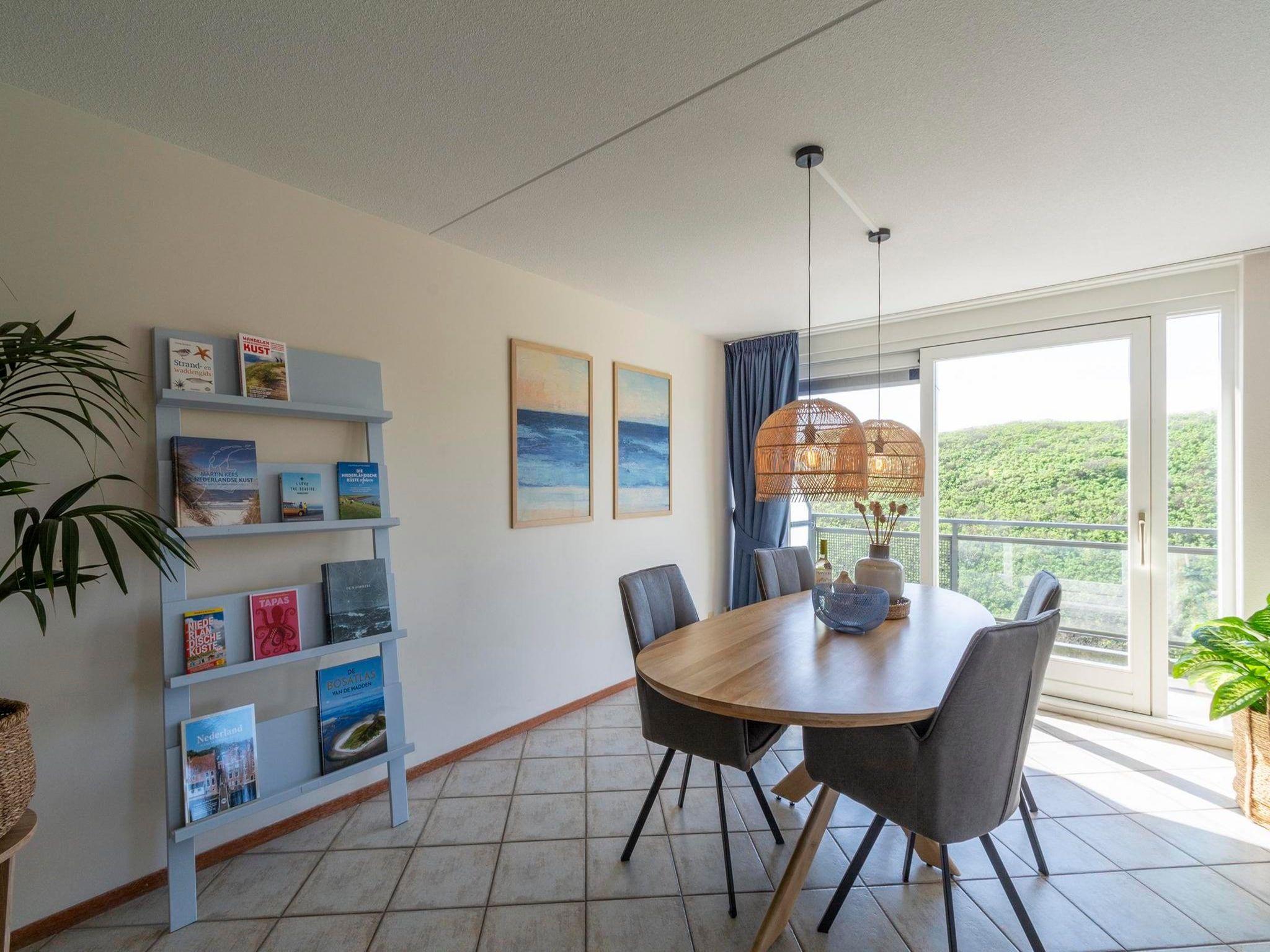 De eetkamer van Wijde Blick 311 in Callantsoog