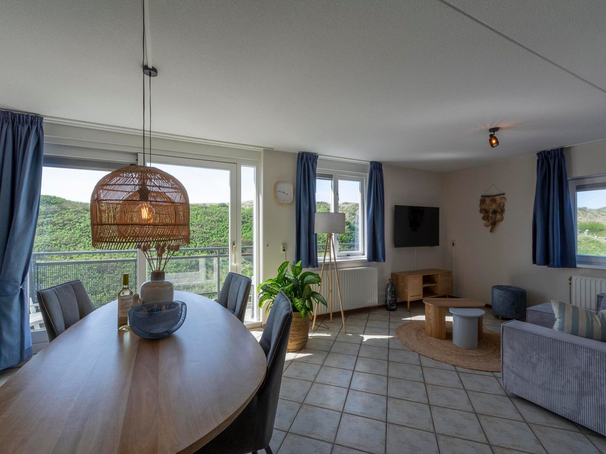 De eetkamer van Wijde Blick 311 in Callantsoog