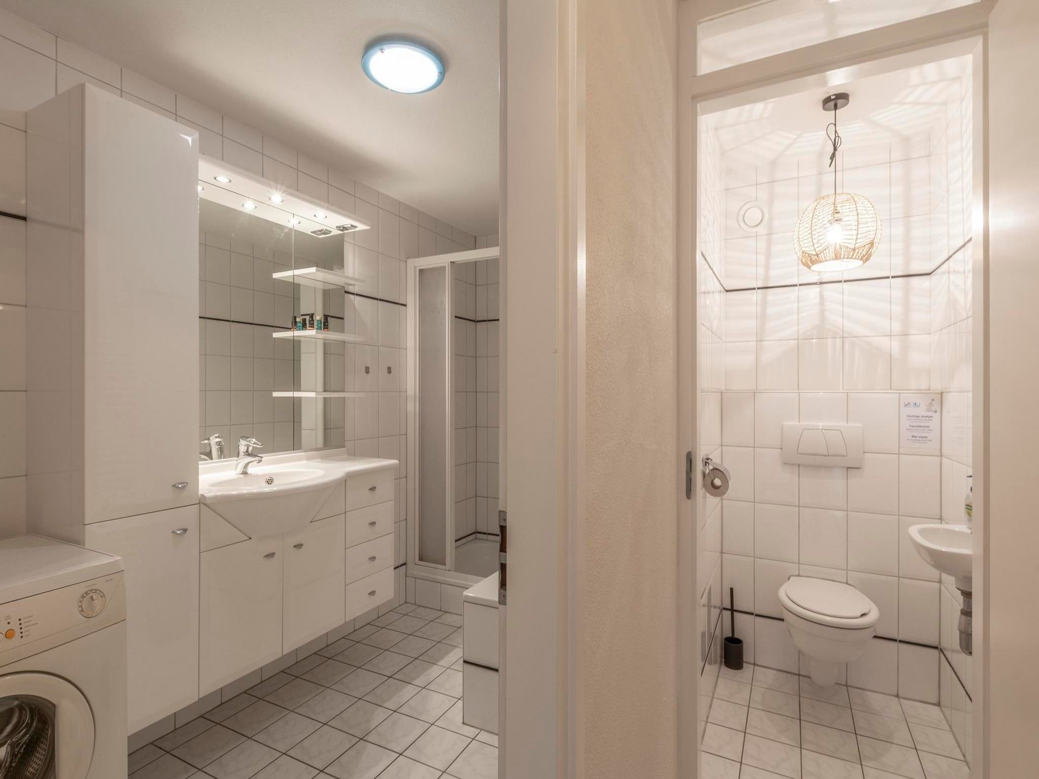 De badkamer van Wijde Blick 311 in Callantsoog