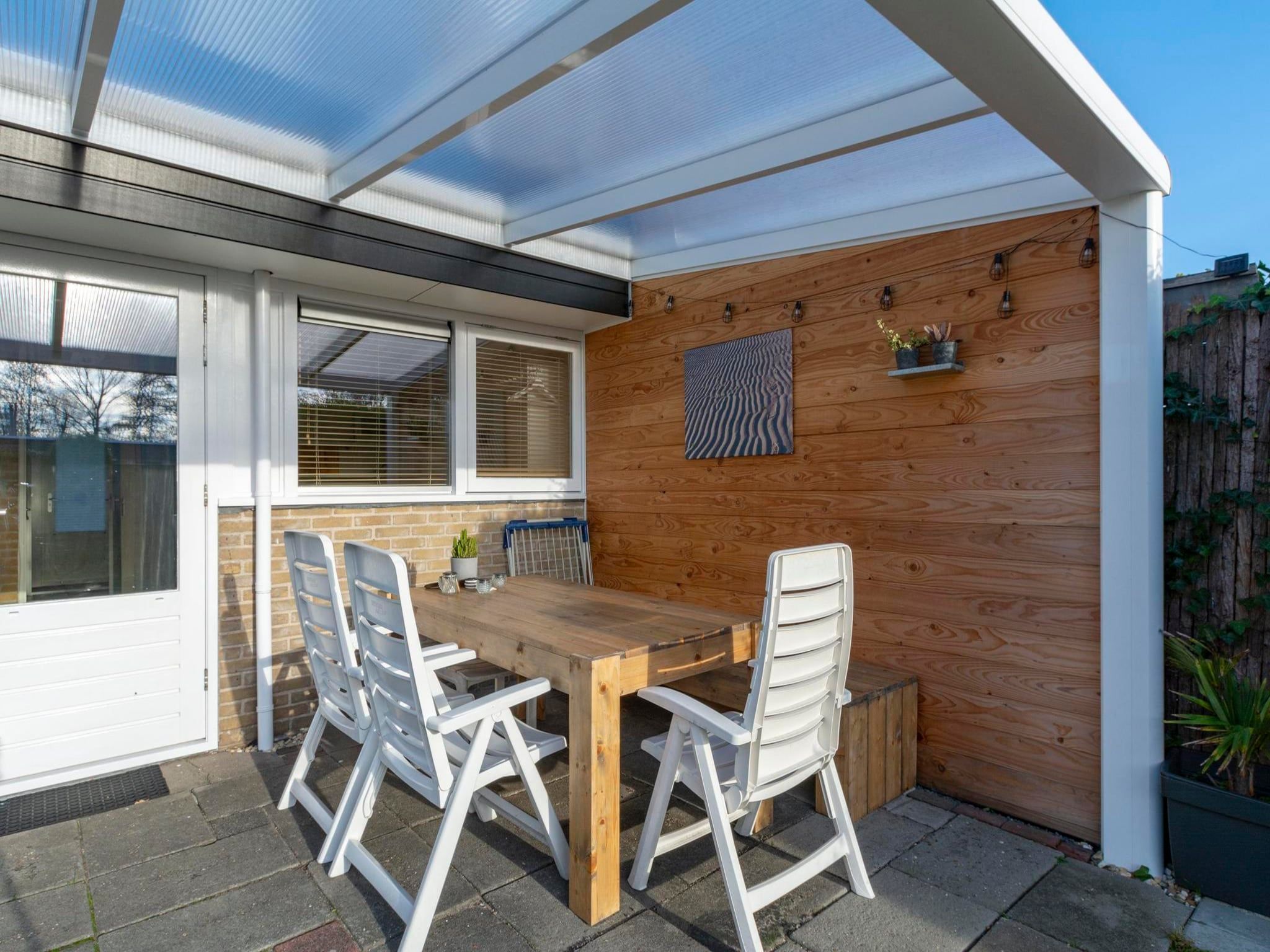 Het terras van Wildrijk 83 in Sint Maartenszee