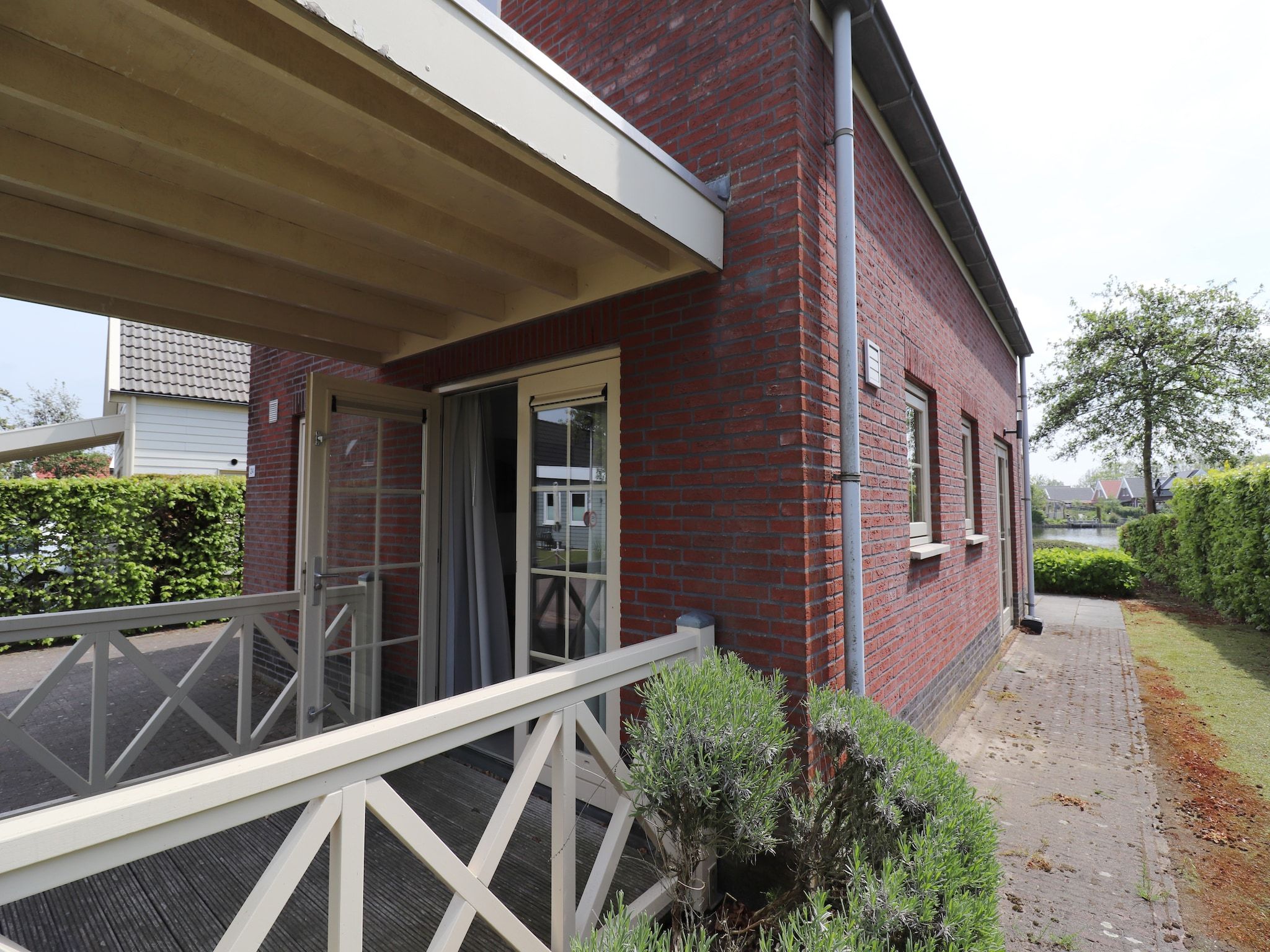 Het terras van Villapark Zuytland Buiten 24 in Simonshaven