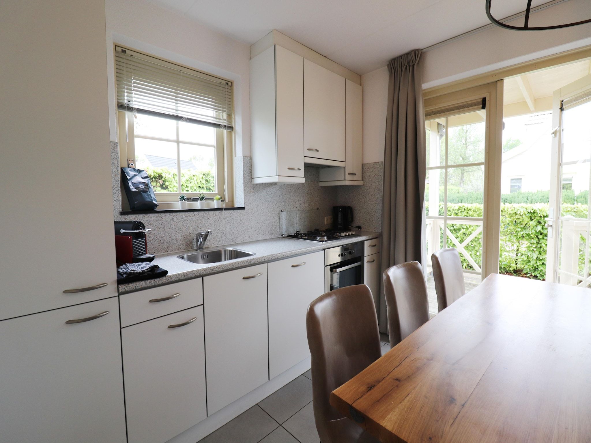 De keuken van Villapark Zuytland Buiten 24 in Simonshaven