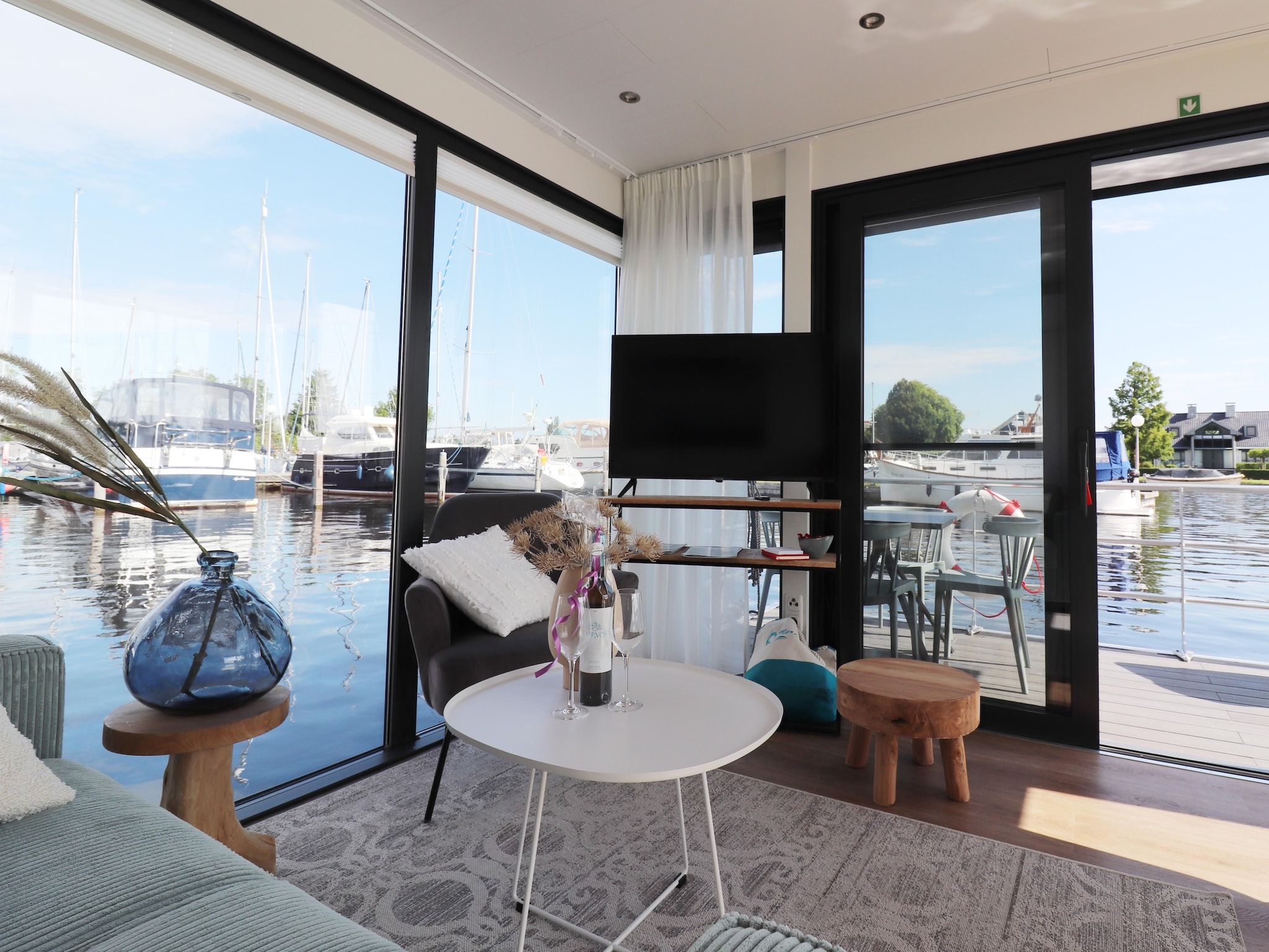 De woonkamer van Houseboat Refugio in Lemmer