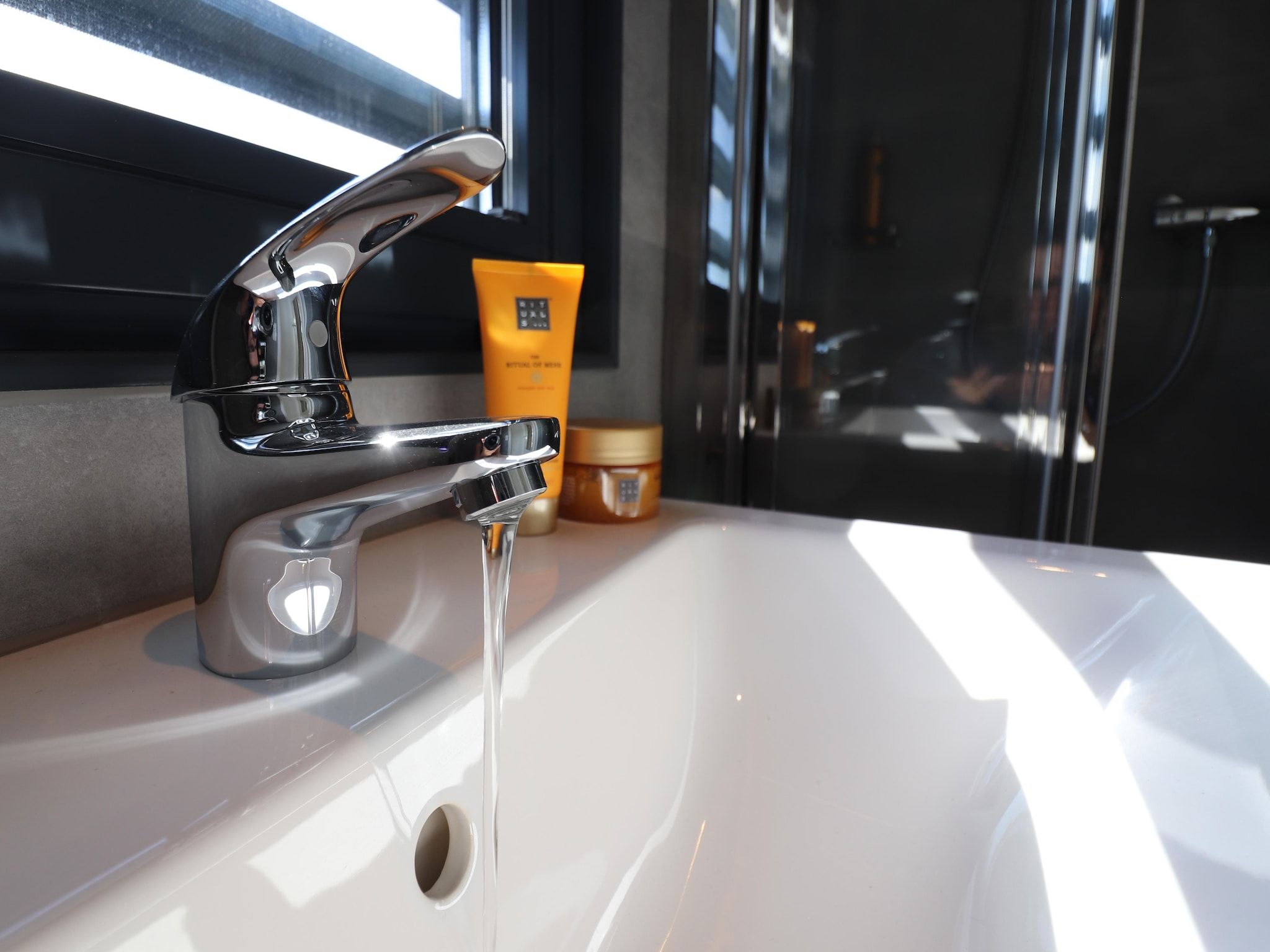 De badkamer van Houseboat Refugio in Lemmer