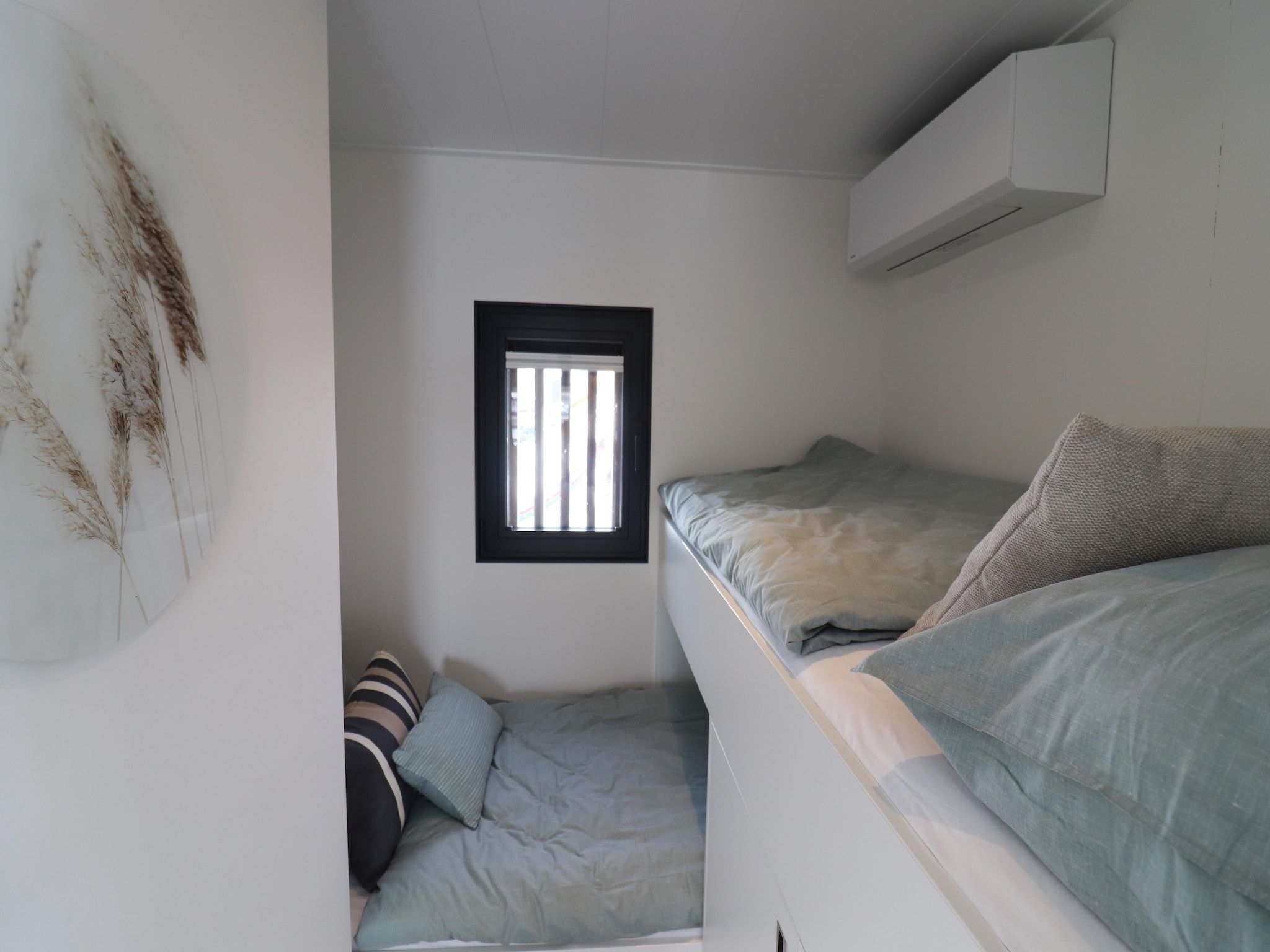 Een slaapkamer van Houseboat Refugio in Lemmer