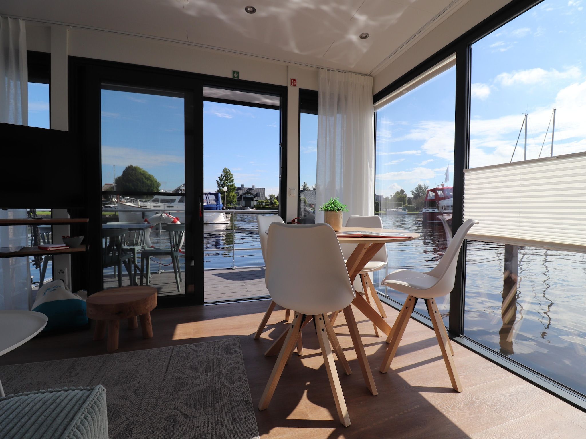 De eetkamer van Houseboat Refugio in Lemmer