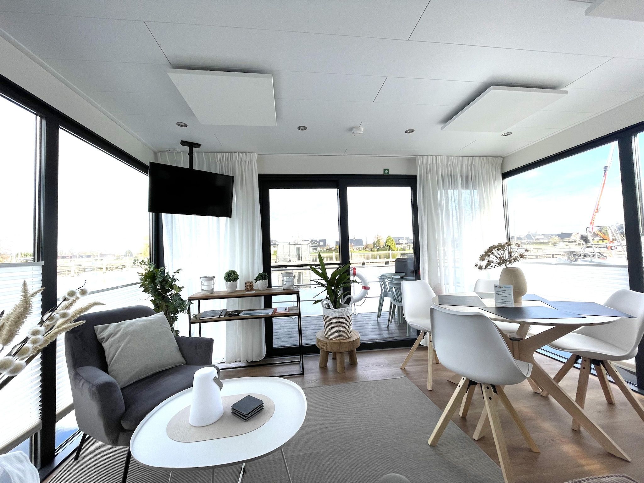 De woonkamer van Houseboat Refugio in Lemmer