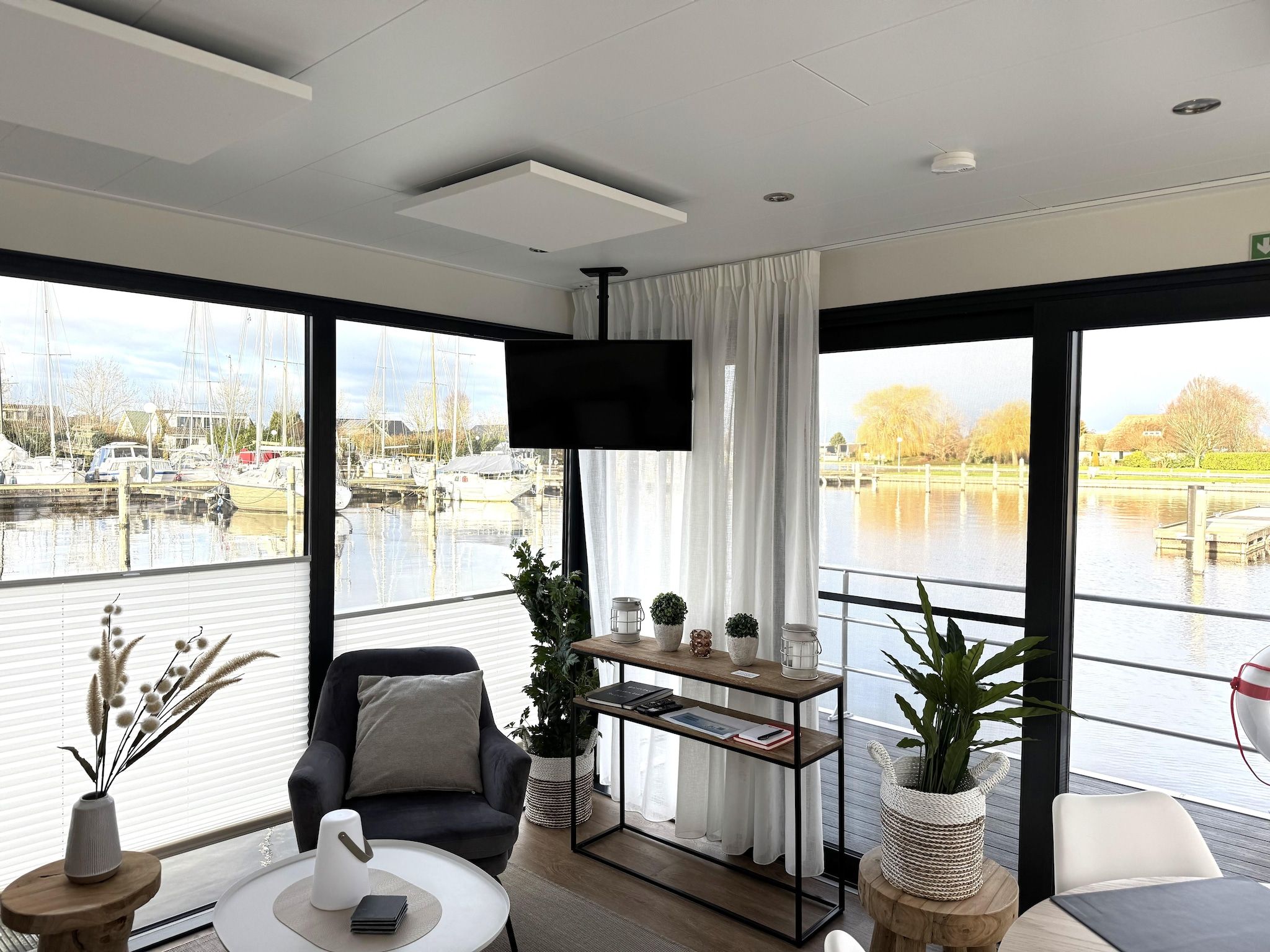 De woonkamer van Houseboat Refugio in Lemmer