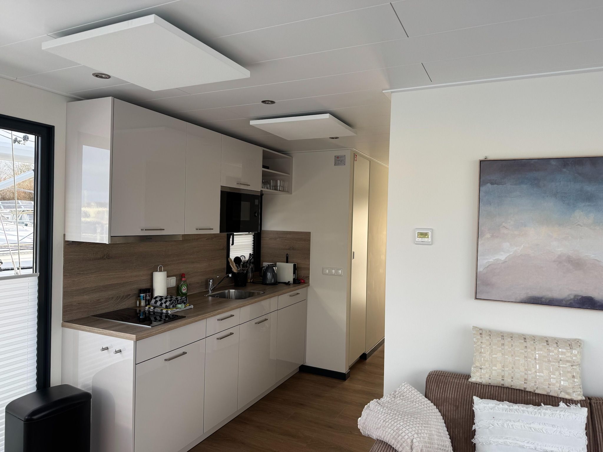 De keuken van Houseboat Refugio in Lemmer