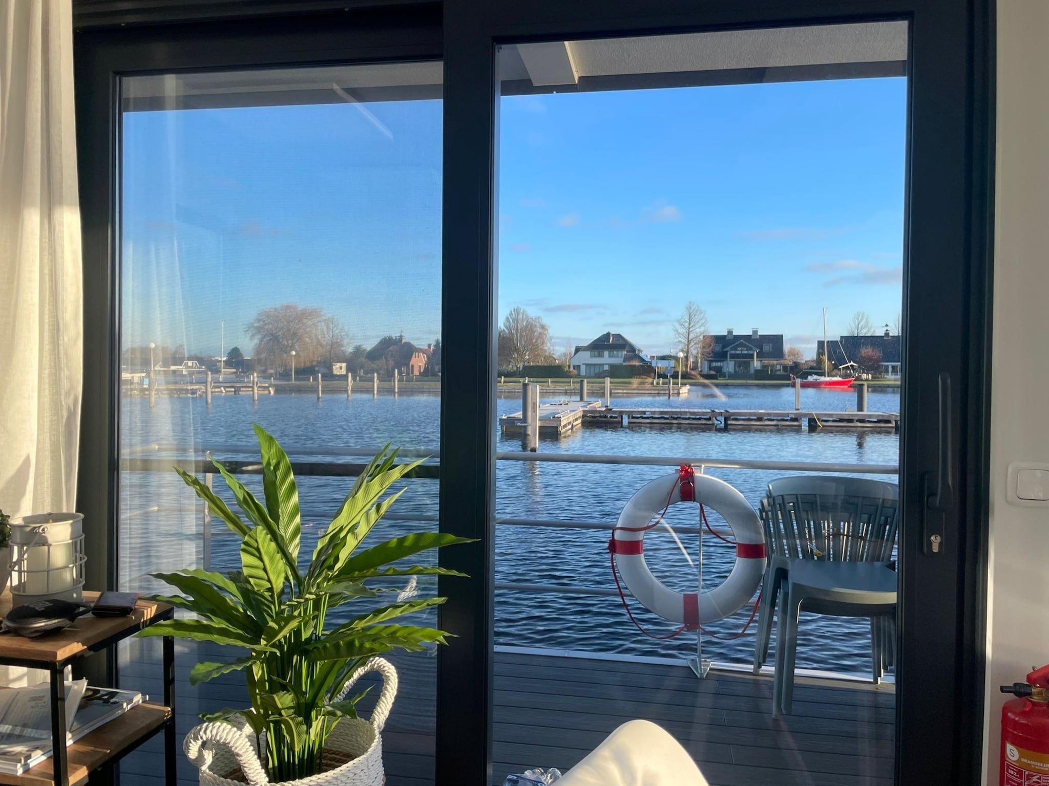 Het uitzicht vanaf Houseboat Refugio in Lemmer