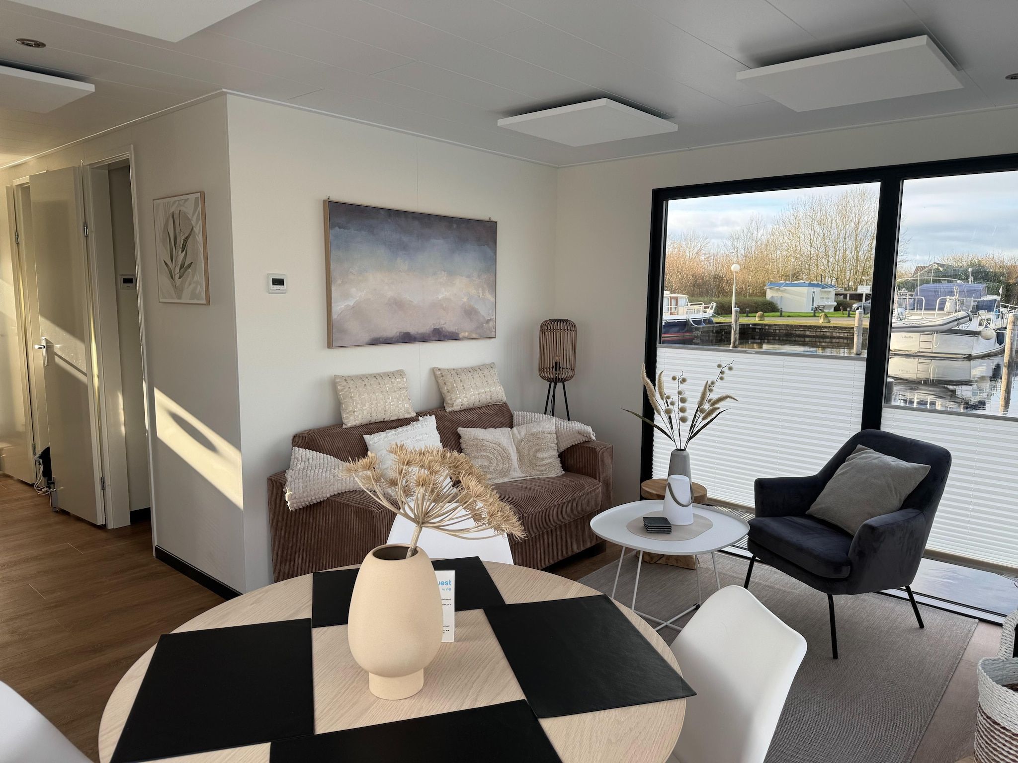 De woonkamer van Houseboat Refugio in Lemmer