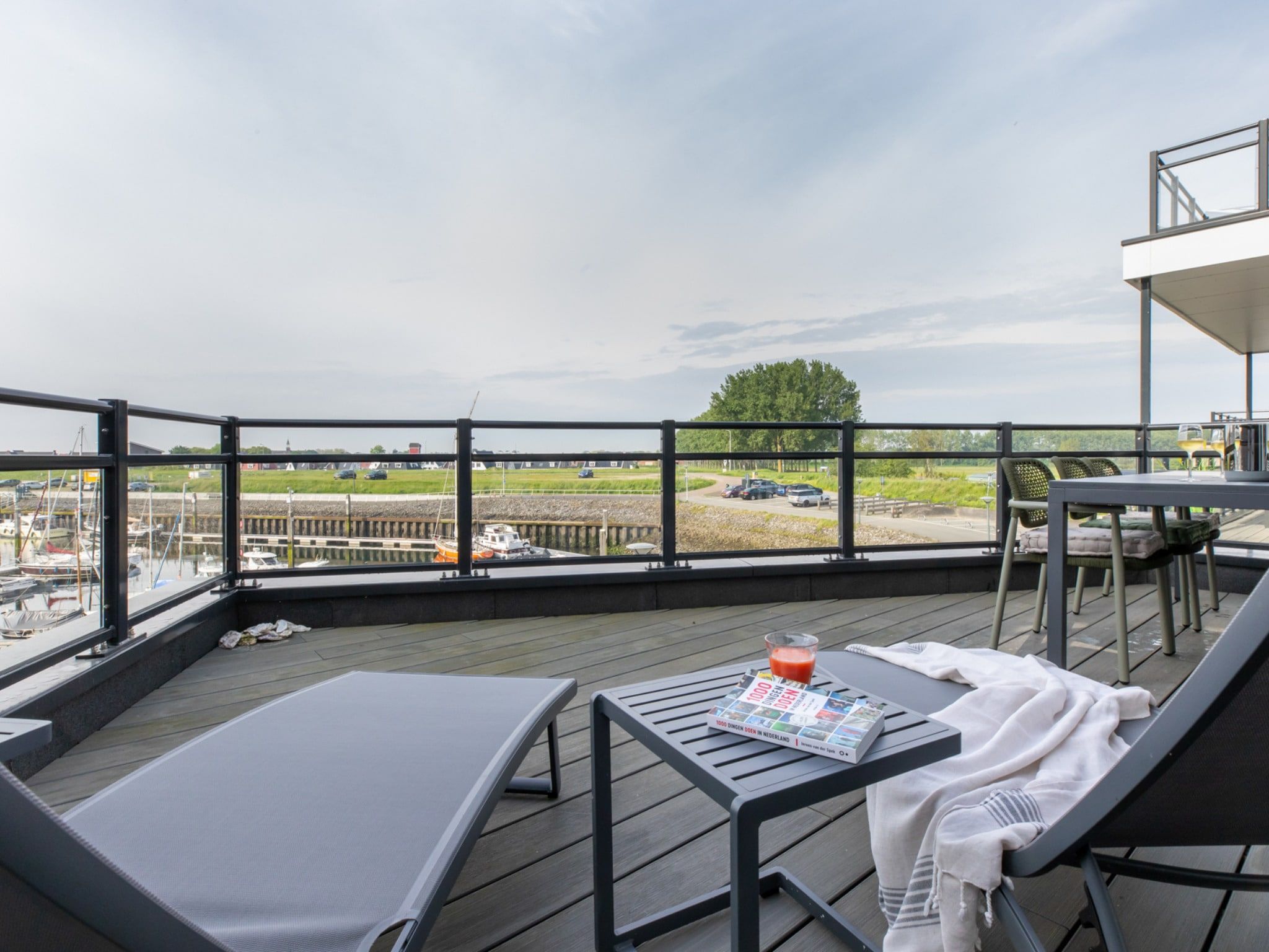 De tuin van Luxe appartement Vista Maris - Havenweg 8-36 'Oester Oase' in Sint-Annaland
