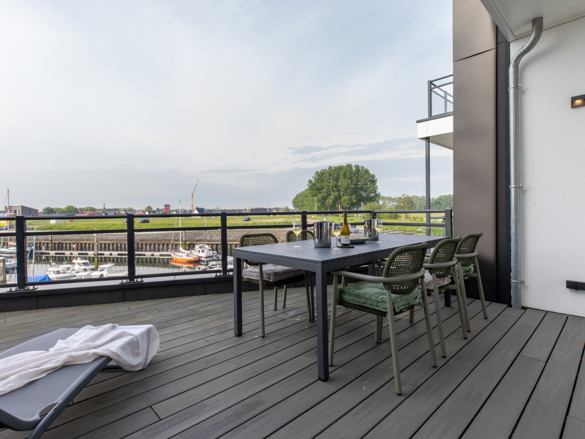 De tuin van Luxe appartement Vista Maris - Havenweg 8-36 'Oester Oase' in Sint-Annaland