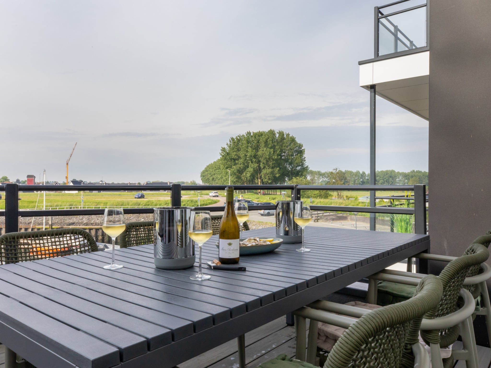 De tuin van Luxe appartement Vista Maris - Havenweg 8-36 'Oester Oase' in Sint-Annaland